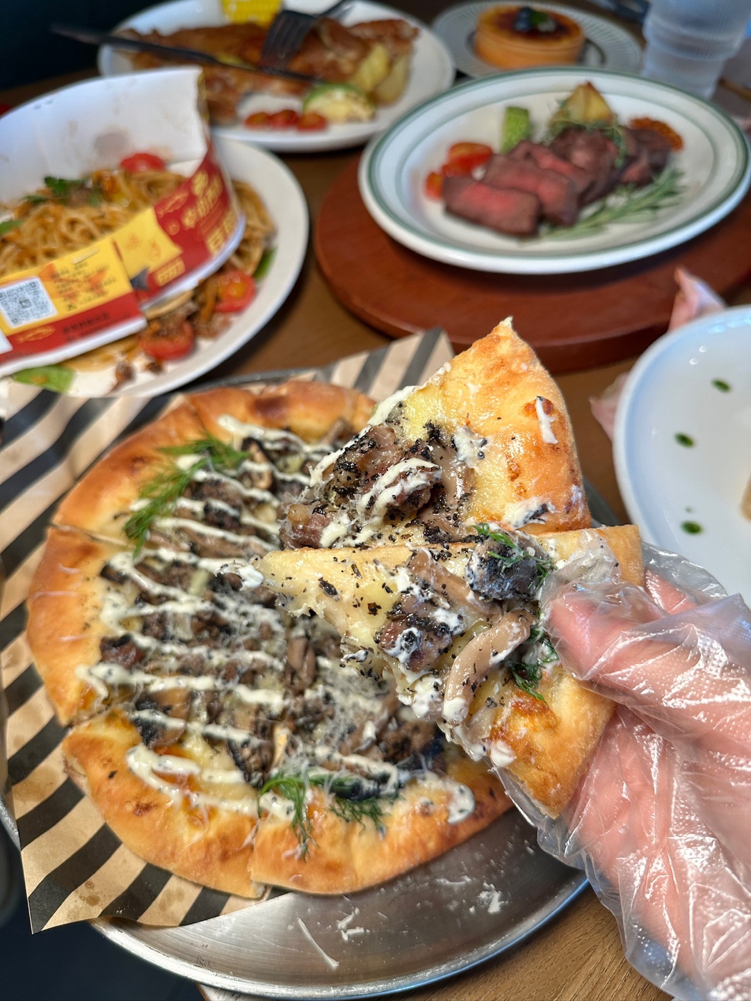 卓语西厨（招商花园城店）湛江这家西餐我真的爱惨😭他们家的牛扒和菜式都很新颖 好看又好吃 环境简约不失格调 氛围感快溢出屏幕 好合适闺蜜约会/朋友聚餐/过生日～ . 🔥推荐： ✔️豆豉鲮鱼意面 面条裹着咸香的豆豉酱汁 鲮鱼肉软嫩不柴 ✔️香草脆煎鸡扒 鸡扒煎至两面金黄酥脆 肉质鲜嫩 饱满多汁 ✔️薄荷酱鱼扒 鱼扒煎金黄焦香 搭配薄荷青酱 好好吃 ✔️厚切草饲肩胛牛扒 板腱部位质地Q弹吃起来嫩滑 一点...