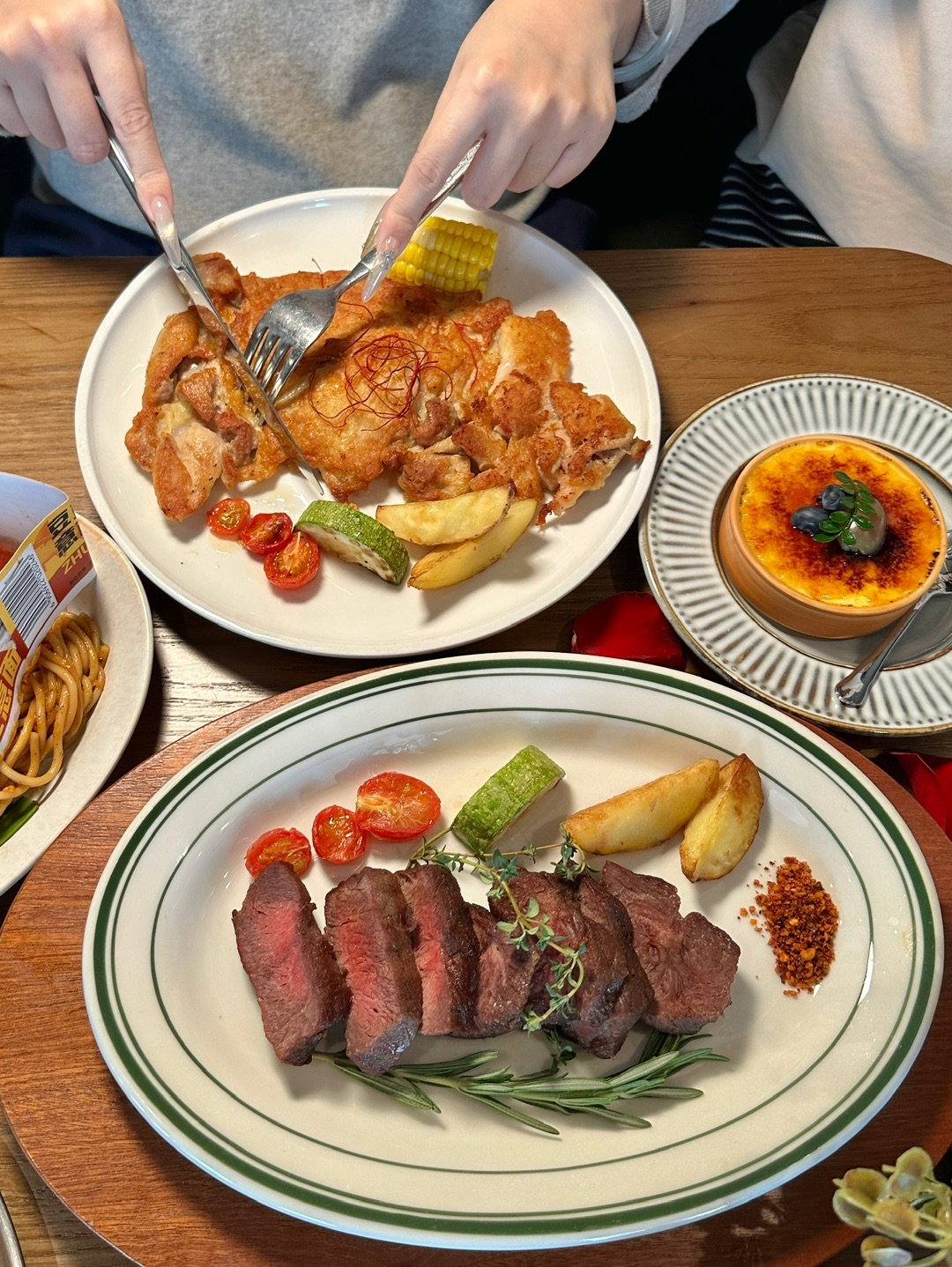 它在湛江西餐真的没有对手 美到失语😭适合带男朋友新年来一起吃的漂亮餐厅🍴餐食好吃又精致 环境氛围感十足 拍照很出片📷 . ❤️推荐： ✅香草脆煎鸡扒 鸡扒肉质新鲜 蘸上酱汁吃香嫩 好好吃 ✅豆豉鲮鱼意面 🆕品‼️豆豉的咸香醇厚包裹着每一根爽滑的意面 鲮鱼的酥香在咀嚼中迸发 ✅厚切草饲肩胛牛扒 色泽诱人 牛扒细腻鲜嫩 好浓郁的油脂奶香 ✅薄荷酱鱼扒 鱼扒外酥里嫩 蘸上薄荷酱 吃起来别有一番风味 ✅焦...