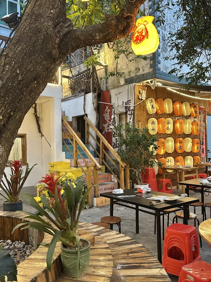 馋这家竹筒饭很久了😭老板用的竹筒都是一次性的 干净又卫生 现点现柴火烧 主打原汁原味 平价量大 过年期间照常🈺 适合带家人和公司团建来这里聚会 建议提前预约‼️  . 🔥推荐： ✔️竹筒腊味饭 腊味的香与竹子的清香完美融合 米饭粒粒分明 ✔️竹筒五指毛桃鸡 鸡肉鲜嫩多汁 五指毛桃味浓郁   ✔️竹筒蒸排骨 排骨好嫩好入味 葱头的香味恰到好处 嘎嘎下饭 ✔️竹筒羊肚菌炖龙骨汤 真材实料好香好鲜甜 带...