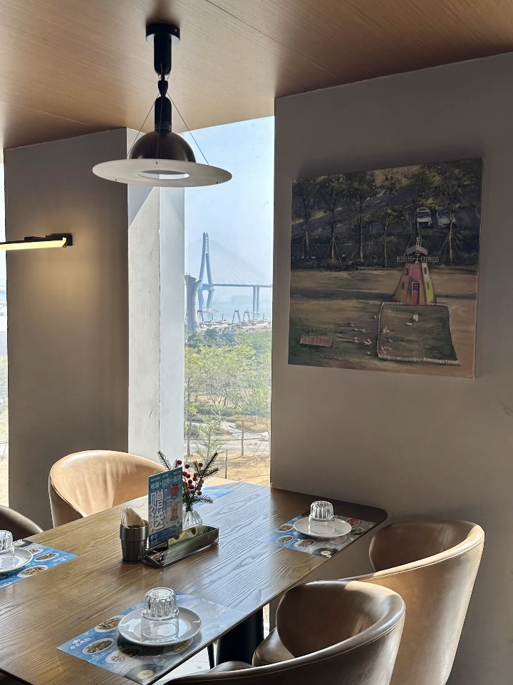 它在湛江西餐真的没有对手 美到失语😭适合带男朋友新年来一起吃的漂亮餐厅🍴餐食好吃又精致 环境氛围感十足 拍照很出片📷 . ❤️推荐： ✅香草脆煎鸡扒 鸡扒肉质新鲜 蘸上酱汁吃香嫩 好好吃 ✅豆豉鲮鱼意面 🆕品‼️豆豉的咸香醇厚包裹着每一根爽滑的意面 鲮鱼的酥香在咀嚼中迸发 ✅厚切草饲肩胛牛扒 色泽诱人 牛扒细腻鲜嫩 好浓郁的油脂奶香 ✅薄荷酱鱼扒 鱼扒外酥里嫩 蘸上薄荷酱 吃起来别有一番风味 ✅焦...