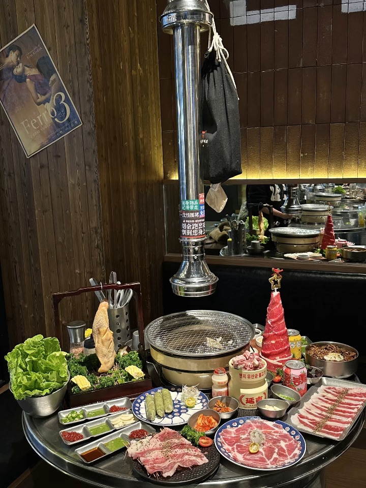 近期吃到zuizui好吃的炭火烤肉🍖他们家的肉品新鲜程度肉眼可见 十多种酱料和调料 可以调出20多种风味吃法 还能让员工调一下他们家招牌酱 味道还不错👍 . 新鲜牛雪花贵妃纹理清晰可见 看得出来很新鲜 蘸上湿辣酱 肉质鲜嫩多汁 招牌秘制丝瓜 口感软糯入口爆汁 招牌小豆腐金黄酥脆吃起来特别有嚼劲蒜蓉生蚝🦪带子和墨鱼肠都好好吃🤤 来这里怎能不试试招牌饮品:芭乐青提柠檬绿茶 青提果肉与芭乐浆交织入口清爽...