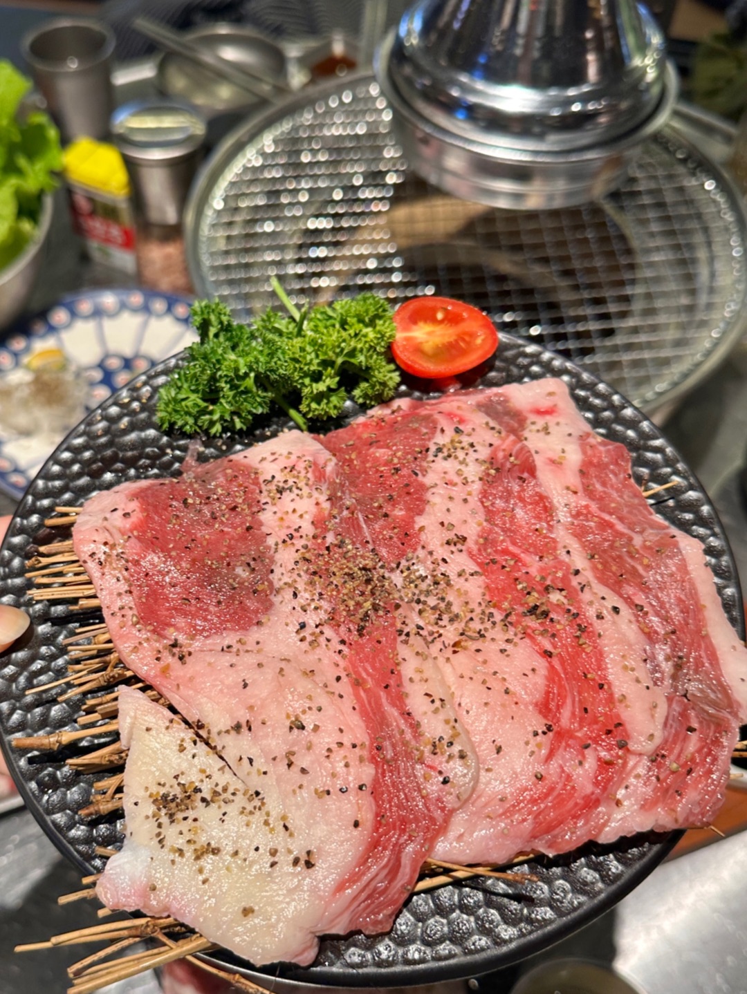 近期在湛江吃过 zui有小韩氛围的烤肉店 进门就被整面Jennie海报暴击  每个角落都出片率💯 . 🔥推荐： ✔️一口特色肥牛饭 温泉蛋戳破瞬间流心肥牛香与蛋香交融 味道很赞 ✔️一口特色牛塔 肥牛堆成圣诞树🎄纹路清晰 油脂香浓口感很嫩 ✔️乳酸菌牛肋块 新鲜的牛肋条倒上养乐多🥤上炉 烤出来香而不腻 酸酸甜甜的 很有特色  - 🏠：一口泥炉烤肉（湛江万达店） 🈺：11:00-14:00，17:0...