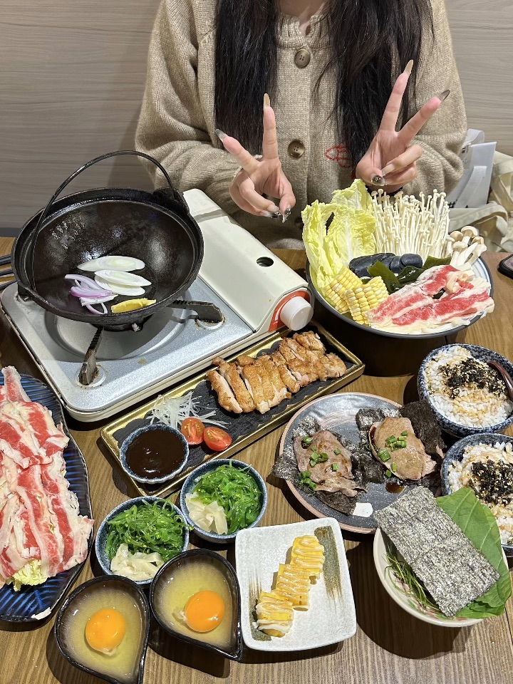 天气转凉之后和好闺闺相约吃上新年第一顿寿喜锅 真的好治愈 牛肉片蘸蛋液无敌‼️ .  ✅超有料寿喜锅 精选黄油锅底 里面有肥牛、墨鱼肠、乌冬面和海鲜菇等 热气腾腾的甜酱汤汁 炙烧一口 M+肥牛 肥牛蘸上蛋液之后微甜滑润 肉质细腻 味道鲜美 乌冬面吸收汤汁之后很有劲道 ✅蒲烧鳗鱼/鎏金烤伊比利亚珍羽 鳗鱼的品质是很ok表皮还有微微焦香的味道 爽脆弹牙 鸡扒外焦里嫩 蘸上黑料汁吃 好好吃  - 🔥：鳗...