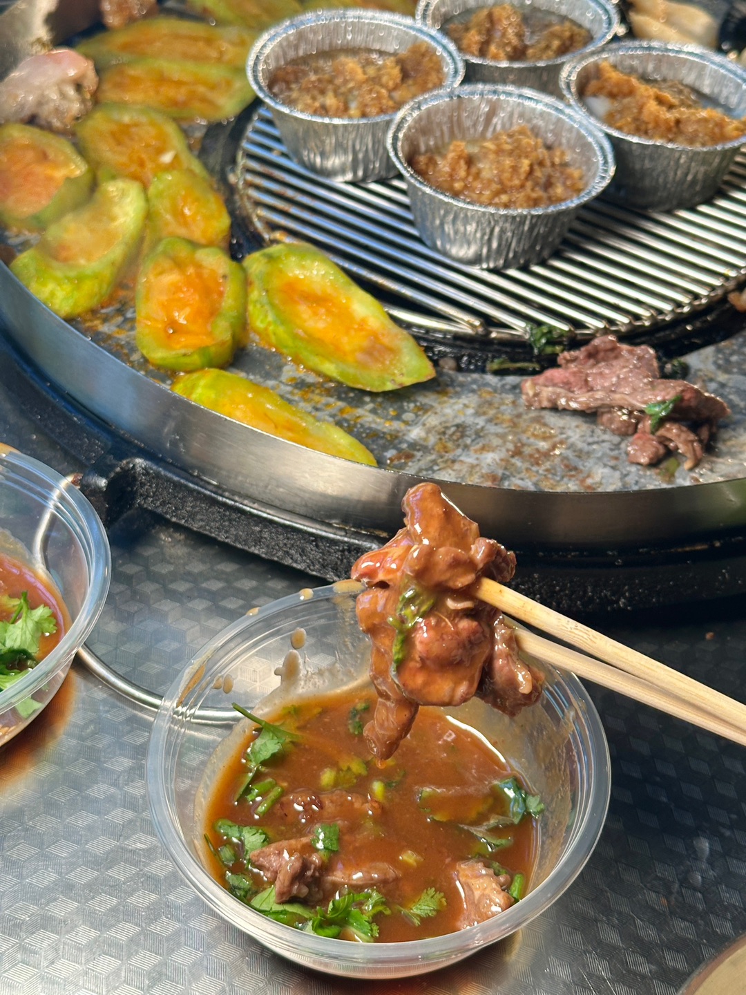 近期吃到zuizui好吃的炭火烤肉🍖他们家的肉品新鲜程度肉眼可见 十多种酱料和调料 可以调出20多种风味吃法 还能让员工调一下他们家招牌酱 味道还不错👍 . 新鲜牛雪花贵妃纹理清晰可见 看得出来很新鲜 蘸上湿辣酱 肉质鲜嫩多汁 招牌秘制丝瓜 口感软糯入口爆汁 招牌小豆腐金黄酥脆吃起来特别有嚼劲蒜蓉生蚝🦪带子和墨鱼肠都好好吃🤤 来这里怎能不试试招牌饮品:芭乐青提柠檬绿茶 青提果肉与芭乐浆交织入口清爽...