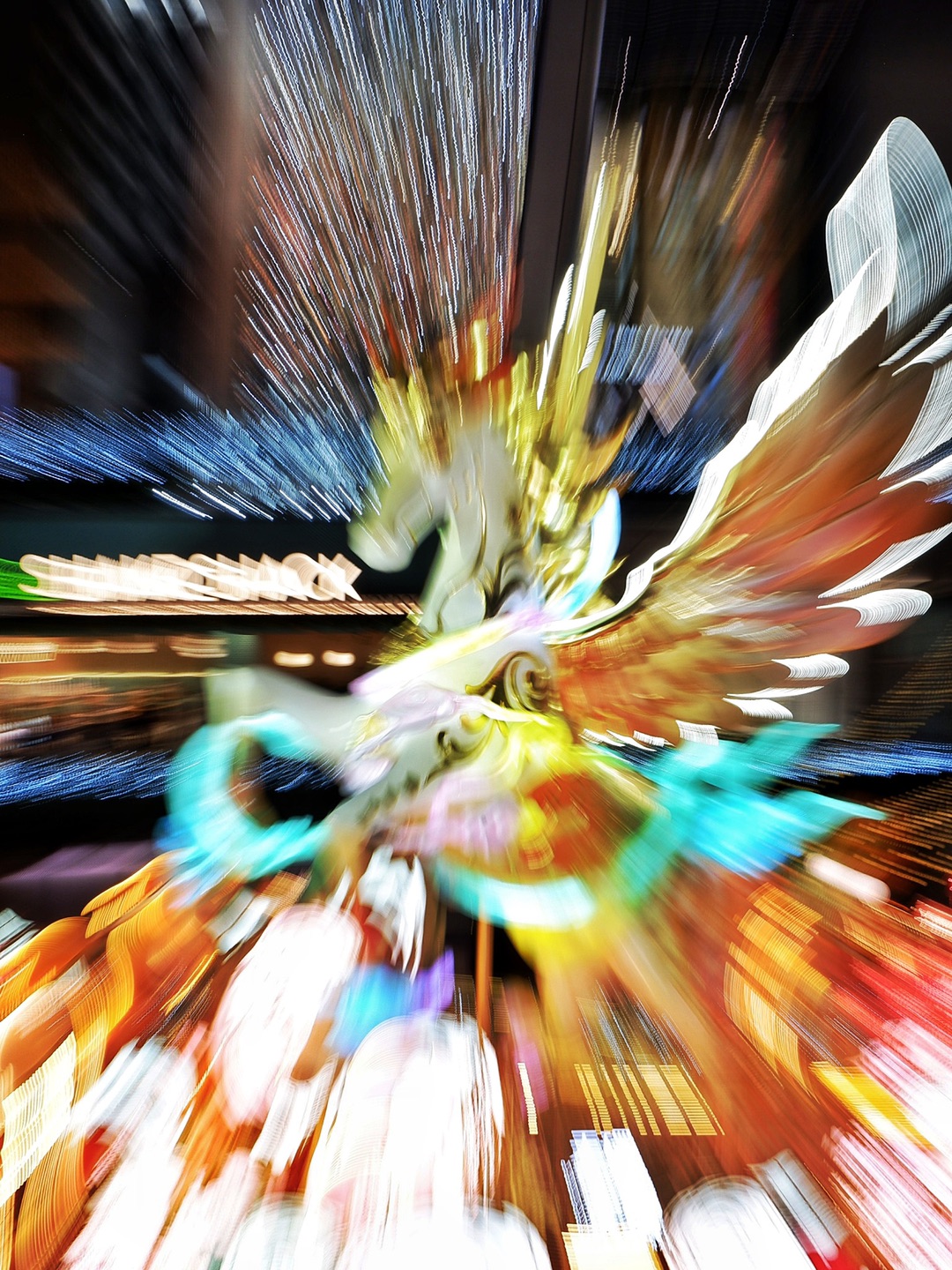 身披龙鳞脚踏祥云，瑞兽点燃天环夜空