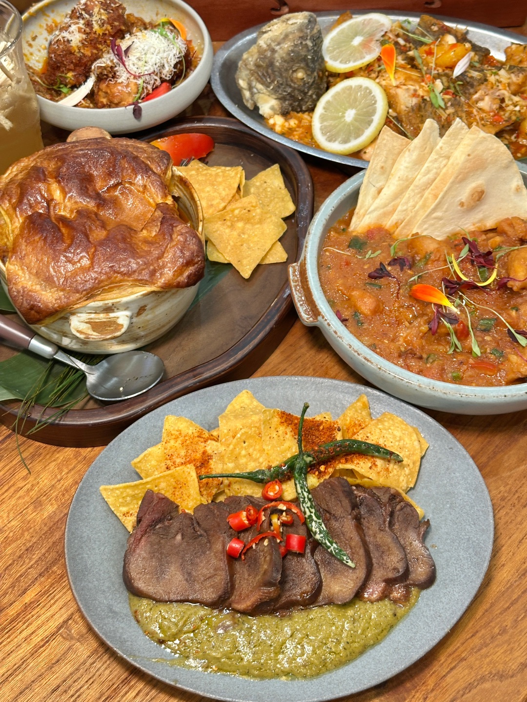 赤坎新开一家云贵川bistro 装修高级又好看 氛围感一整个拉满 一到饭点座无虚席 好合适约朋友来吃漂亮饭打卡拍照📷 . 🔥推荐： ✔️傣味手撕鱼 很有傣族风味的一道菜 鱼肉肉质鲜嫩 ✔️辣味洋芋油焖鸡 土豆泥裹着嫩滑鸡肉 洋芋香辣软糯 拌饭一绝 ✔️酥皮树番茄炖牛腩 酥皮一戳就掉渣 掀开是浓郁番茄炖牛腩 牛肉软烂入味 树番茄的微酸激发肉香 好好吃 - 🏠：野栀子•云贵川bistro（世贸店） 🈺...