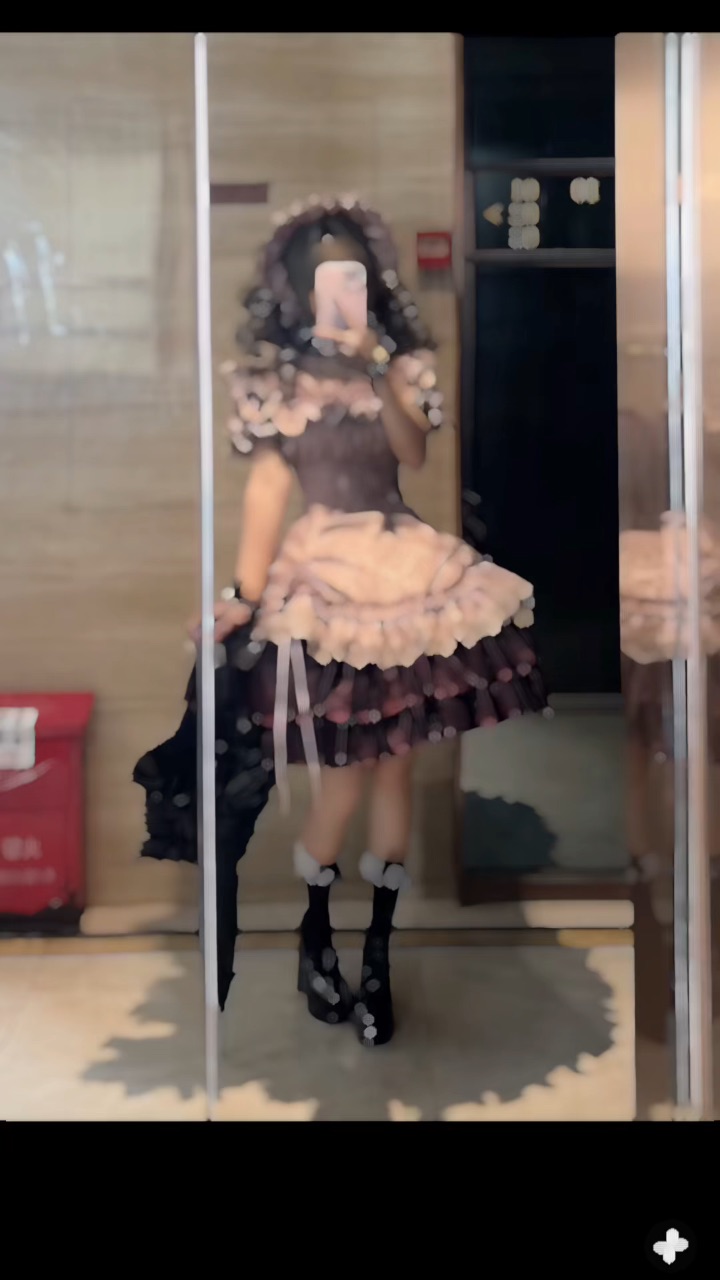 特别显腰身的裙子出现了！！好喜欢落日旧歌这条粉色，裙摆抽起来好优雅