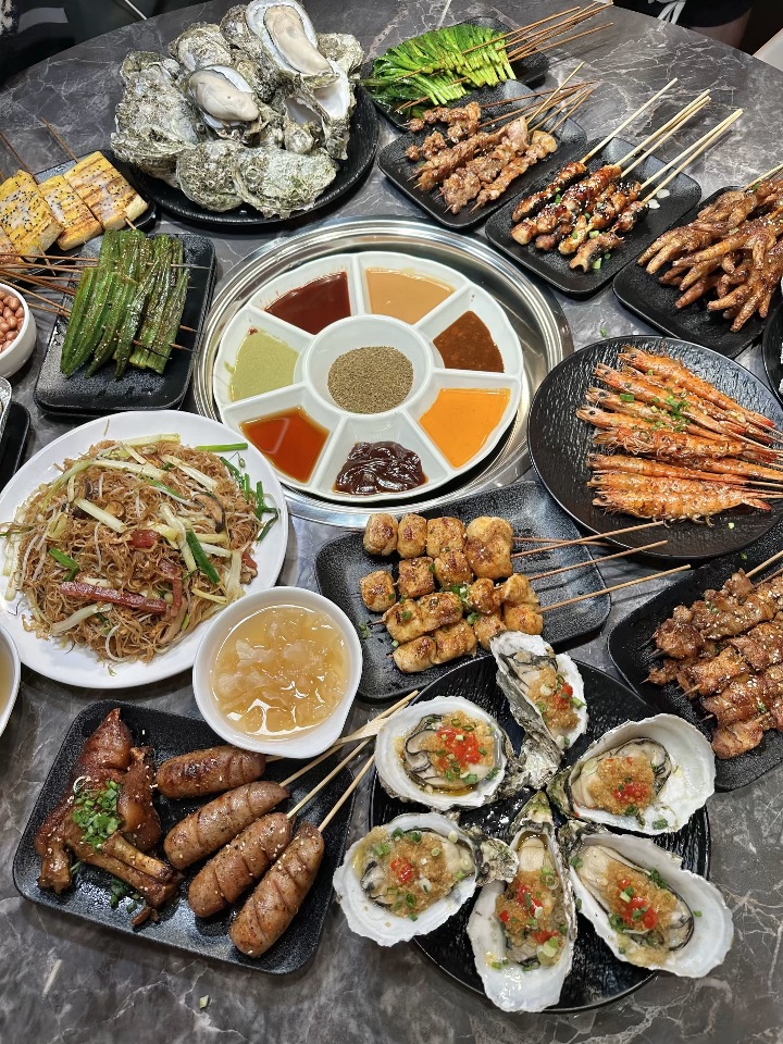 近期好爱吃这家的宵夜烧烤 食材都是自选现烤 新鲜度看得见 种类多到眼花缭乱 盲点都好吃 选择困难症也能放心冲🐛 - ✔️雷公狗·湿辣牛肉 八种酱料：沙爹/孜然/罗勒/山葵酱/黑椒/柠檬叶/湿辣 一次实现不同口味的自由 牛肉嫩而不柴 汁水饱满 味道不错👍 ✔️蒜蓉生蚝 生蚝肉质鲜美 搭配浓郁的蒜蓉酱汁 口感嫩滑 ✔️烤鳗鱼/鸡爪/五花肉/玉米和韭菜都好吃👍  - 🏠：牛将军•鲜切牛肉火锅串烧汇（万达...