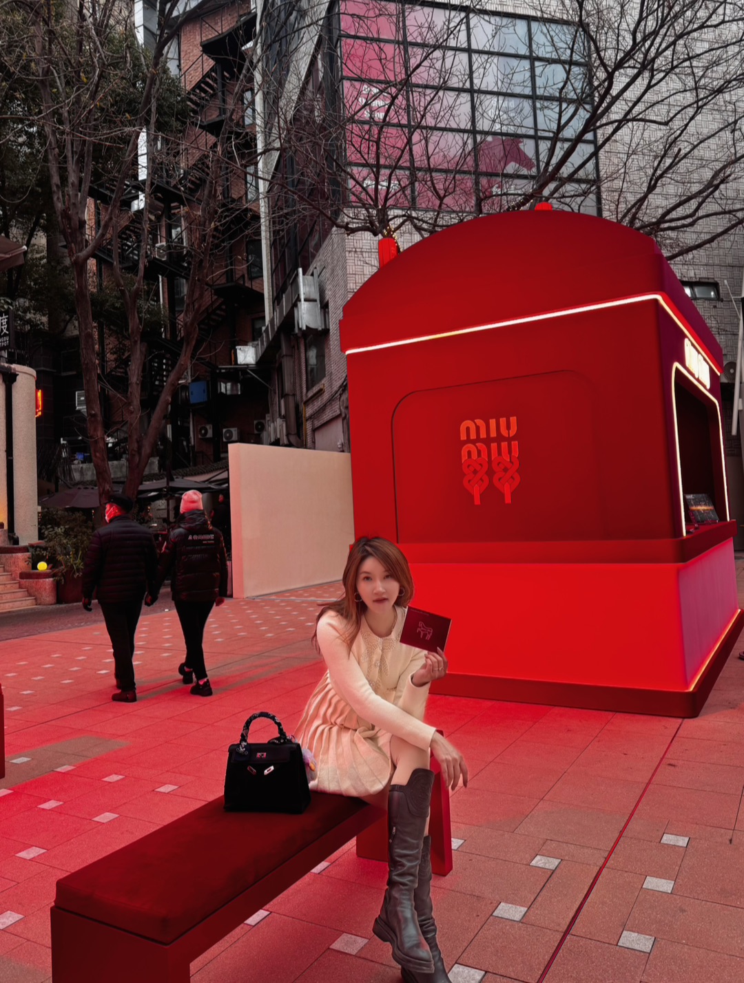 谁懂啊！Miu Miu把2026火马年的浪漫焊在了街头✨