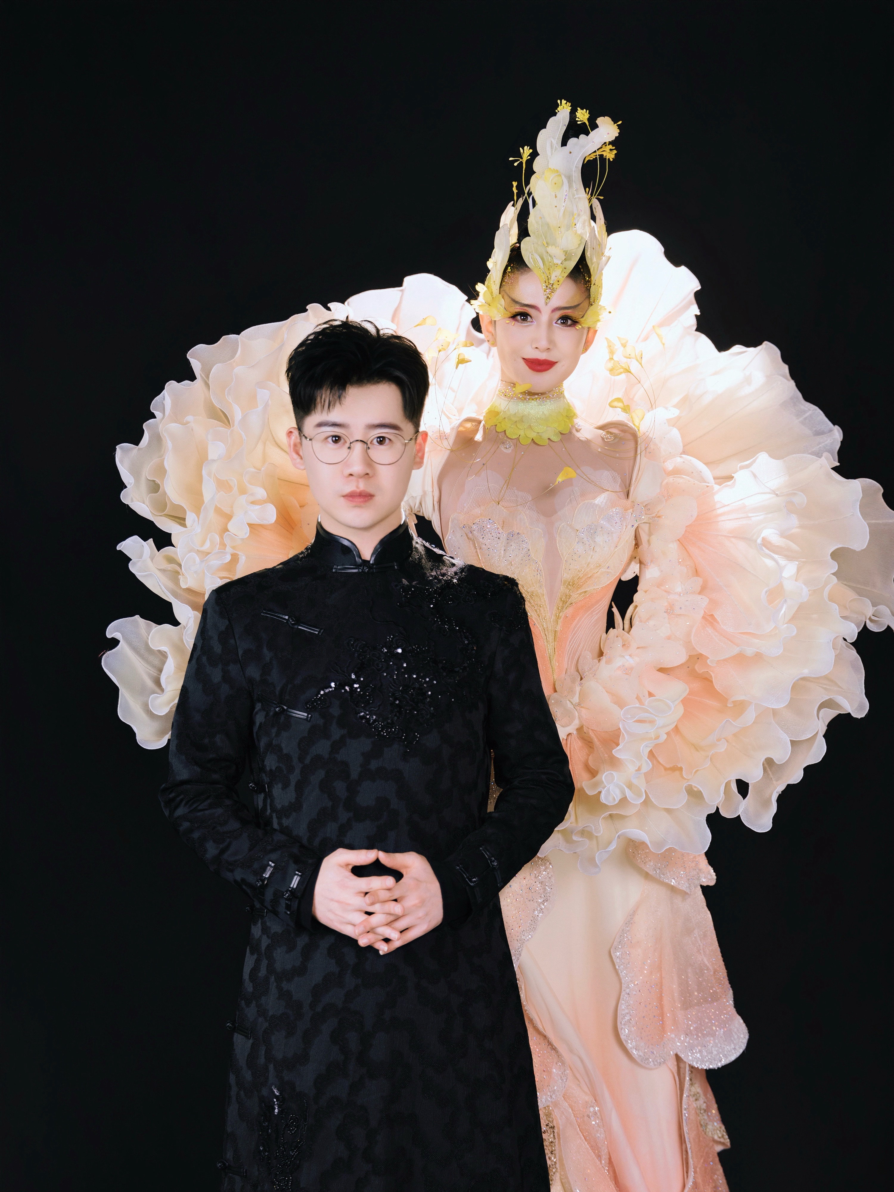 佟丽娅化妆间美到发光