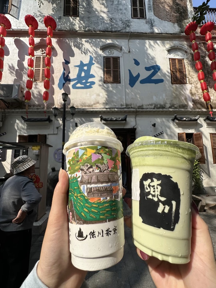 离开湛江前！要打包带走的7年的本土奶茶….  来湛江旅游唯1️⃣想推荐的本土奶茶🧋 开了7年 整体装修都很有意境 饮品口感也相当不错 颜值口感双在线～ . ✅鸭绿江 鸭屎香鲜奶茶➕芝士抹茶奶盖 奶盖浓郁的同时又有茶的清香清爽 ✅恬恬幽兰 茶香味浓郁 入口很清爽  - 🧋：陈川茶寮（老街店)