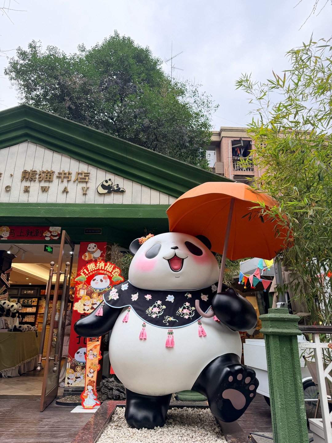 离开成都前…可以来市中心这家熊猫书店打卡看看！