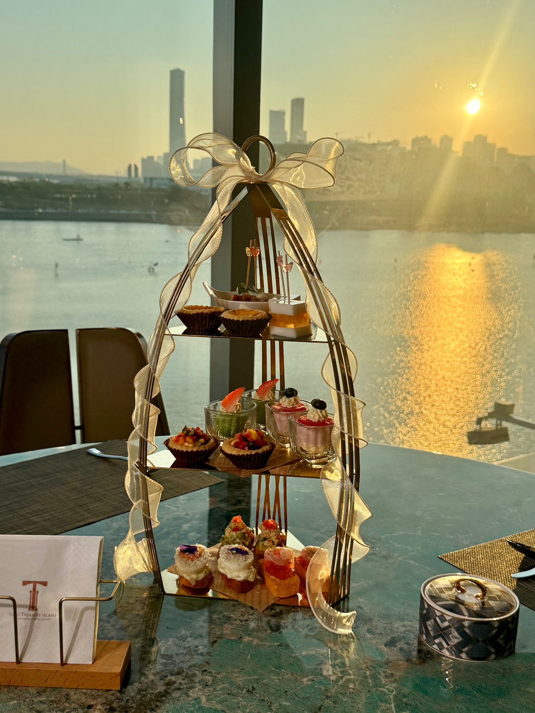 不愧是金银岛名胜世界酒店🏨 里面有超多面向湖景的餐厅🍴 商场的POP MART泡泡玛特 可以看到无敌大湖景 吃喝玩乐购一站式搞定 好逛又好玩‼️ - 人均不到百元 超高cp下午茶套餐 一边细味美食 一边饱览南湾湖湖景 俯瞰旅游塔和海湾 傍晚还可以看🌅 仪式感拉满 每逢周六晚上还有自助餐 拍照打卡都hin出片📷 - 🔥：天鹅湖 🈺：午餐/下午茶时段 11:30-17:30 📍：YOHO金银岛酒店2楼...