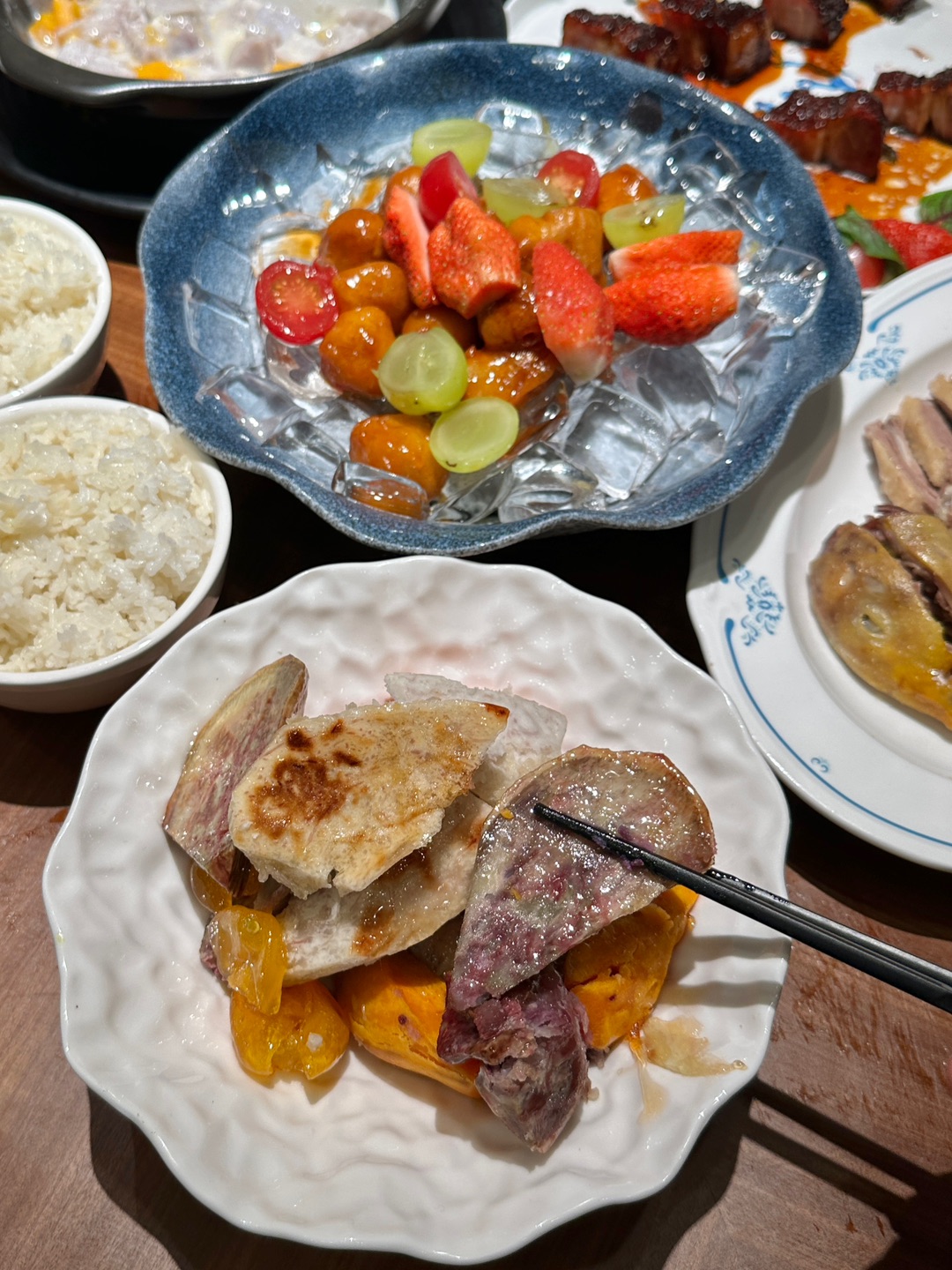 猛料鸭仔饭（森园店）猛料鸭仔饭开来赤坎老街附近啦 环境很有特色 是由老房子改造而成 各种鲜花💐喷泉⛲️法式庭院风 随手一拍都很出片📷  . 🔥推荐： ✔️原味猛鸭 招牌bi点 鸭肉皮香肉嫩 蘸上沙姜酱油  很符合湛江人口味 再一口油饭味道很赞👍 ✔️椰香南瓜芋头煲 粉糯的芋头 香甜的南瓜  一口下去 鲜香浓郁 ✔️秘制黑叉烧 蜜汁很入味 叉烧肥瘦相间 裹满酱汁肥而不腻  ✔️冰镇咕噜肉 冰火两重天...