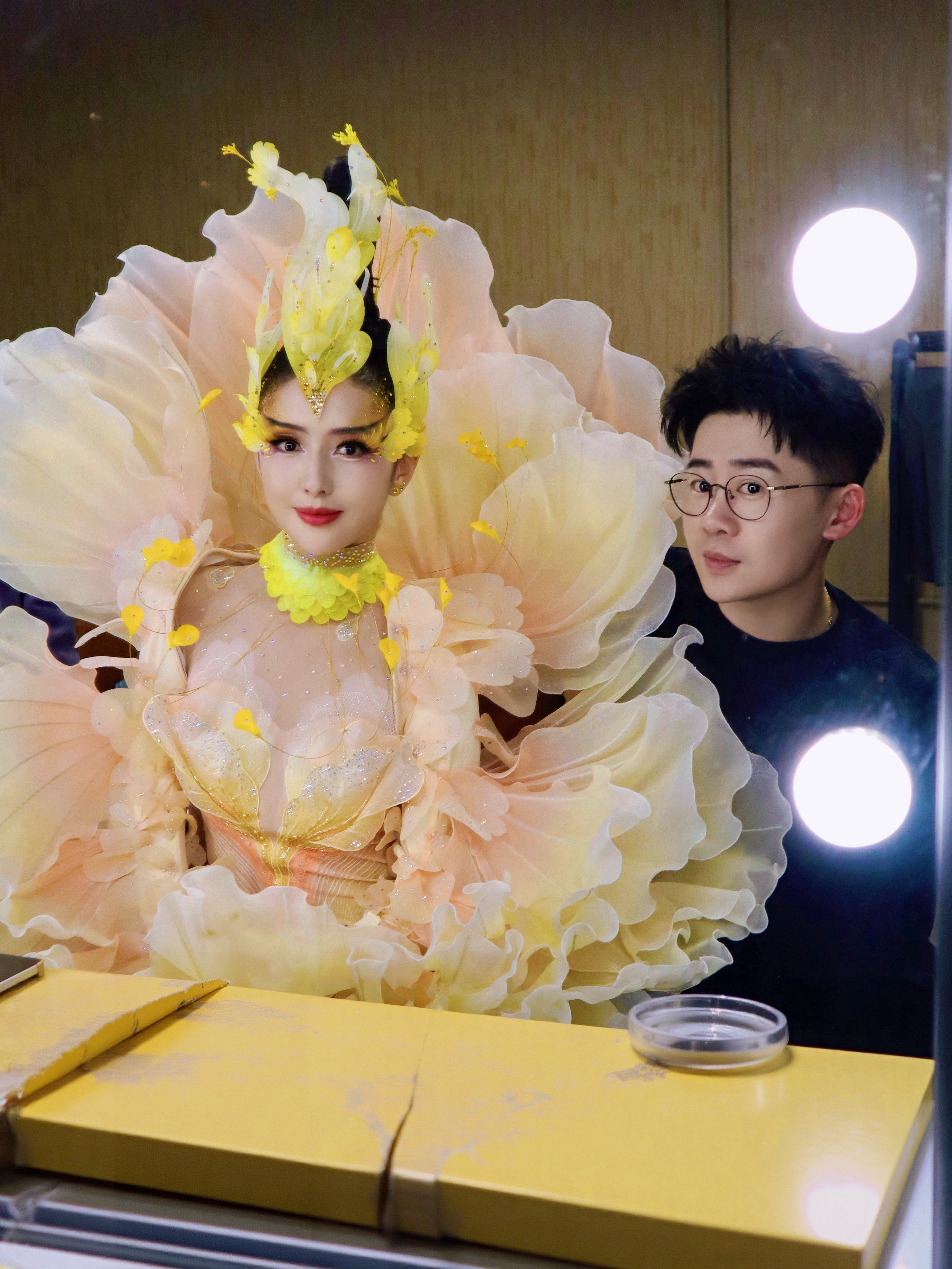 佟丽娅牡丹妆造超细解析