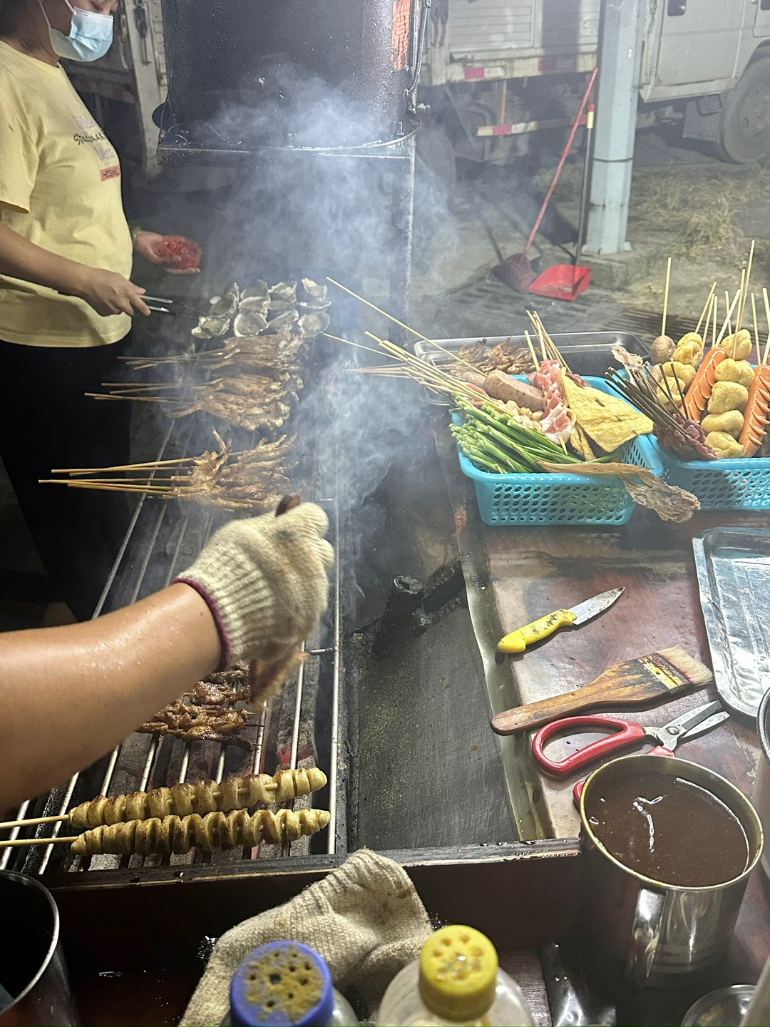 又挖到一家好吃的宵夜了 他们家的鸡翅💰7/一个 烤得金黄酥脆 肉质鲜美多汁！  📍：湛江赤坎区税务局对面摆摊（赤坎区广田路与海田东二路交叉口东北侧）