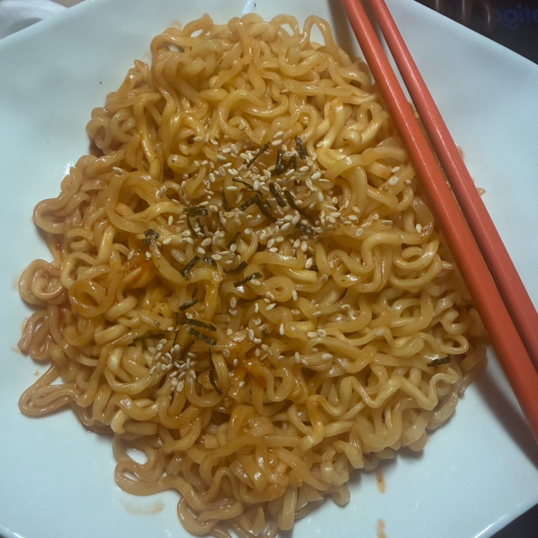 过完年了又回家了 火鸡面又吃上了 小绿植也养起来了哈哈哈哈哈哈