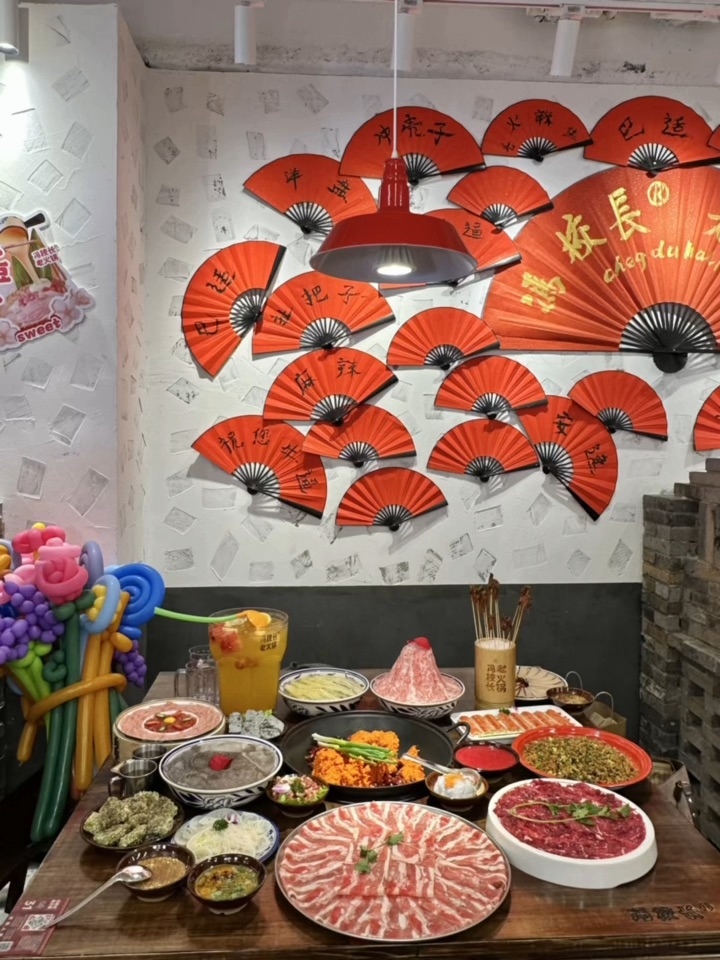 和好闺闺相约吃上新年第一顿火锅！ 浓浓的烟火气♨️环境好市井 味道很正宗 . 🔥推荐： ✔️ 纯红汤锅（微辣） 一大块牛油和各种香料现熬 锅底浓郁够味 红红火火全红锅 又麻又辣 巴适！ ✔️大盘牛肉炒饭 炒饭色泽金黄 粒粒分明 牛肉鲜嫩多汁 干香滋润 ✔️鲜切吊龙 吊龙大片厚实 涮几秒就嫩到入口即化 香而不膻 ✔️好大一盘肥牛 分量好足 肥牛入口嫩滑 奶香味十足 ✔️4.8L巨大一杯杨梅荔枝冰 4...