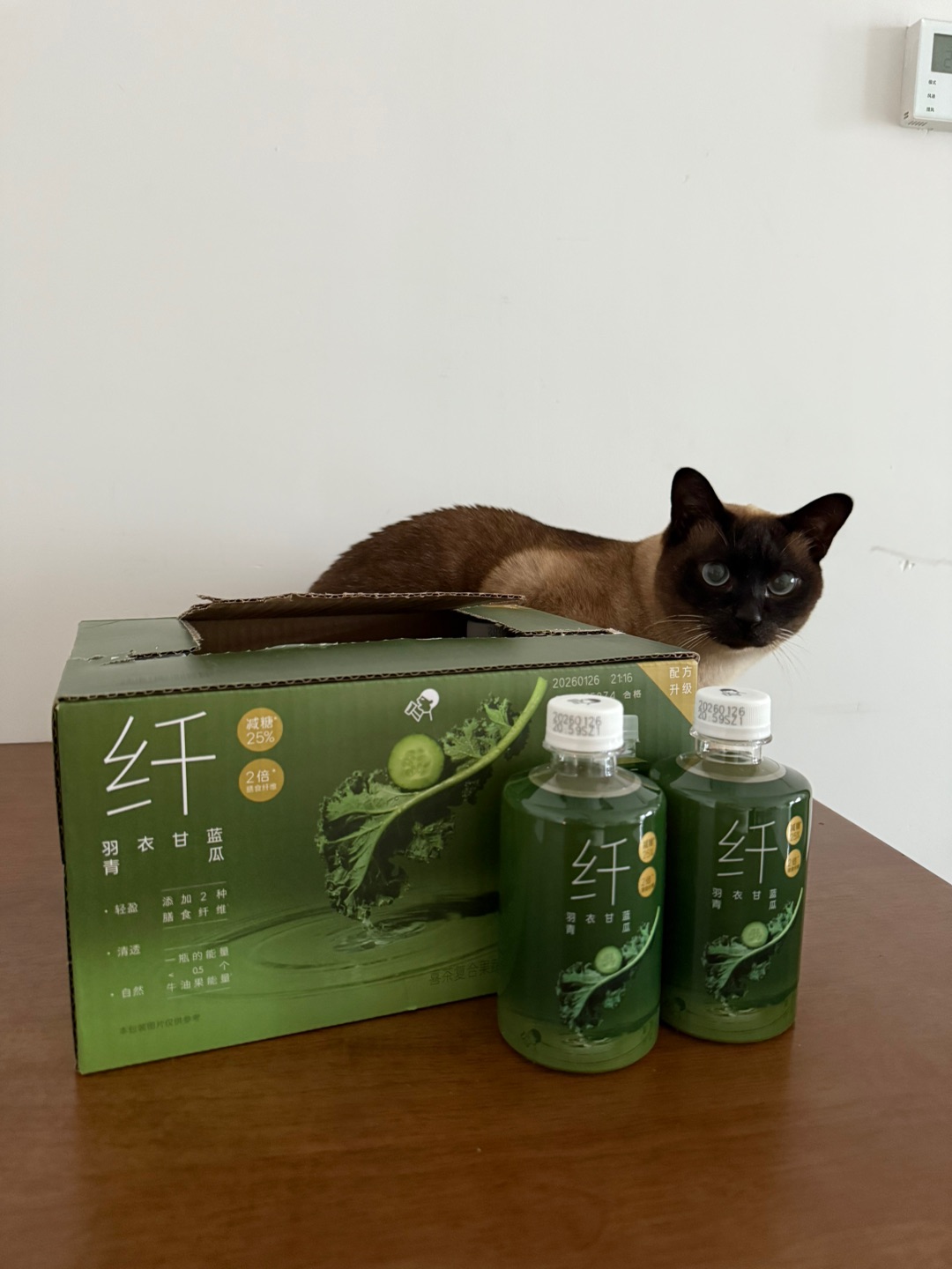 拍产品，咪也要入镜。