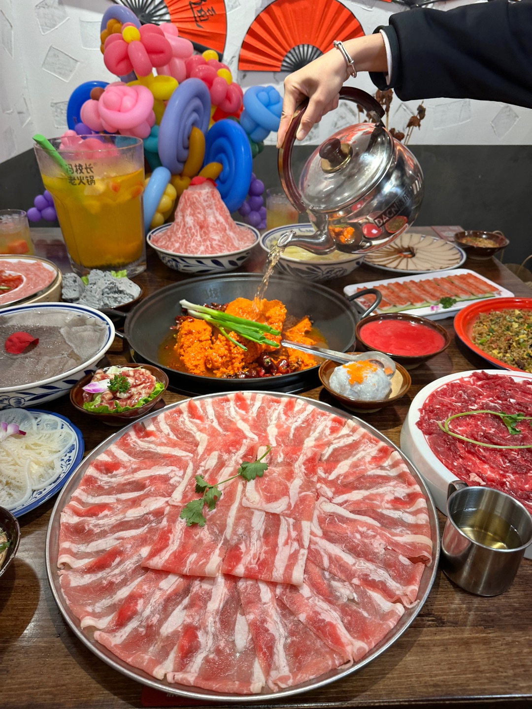 和好闺闺相约吃上新年第一顿火锅！ 浓浓的烟火气♨️环境好市井 味道很正宗 . 🔥推荐： ✔️ 纯红汤锅（微辣） 一大块牛油和各种香料现熬 锅底浓郁够味 红红火火全红锅 又麻又辣 巴适！ ✔️大盘牛肉炒饭 炒饭色泽金黄 粒粒分明 牛肉鲜嫩多汁 干香滋润 ✔️鲜切吊龙 吊龙大片厚实 涮几秒就嫩到入口即化 香而不膻 ✔️好大一盘肥牛 分量好足 肥牛入口嫩滑 奶香味十足 ✔️4.8L巨大一杯杨梅荔枝冰 4...