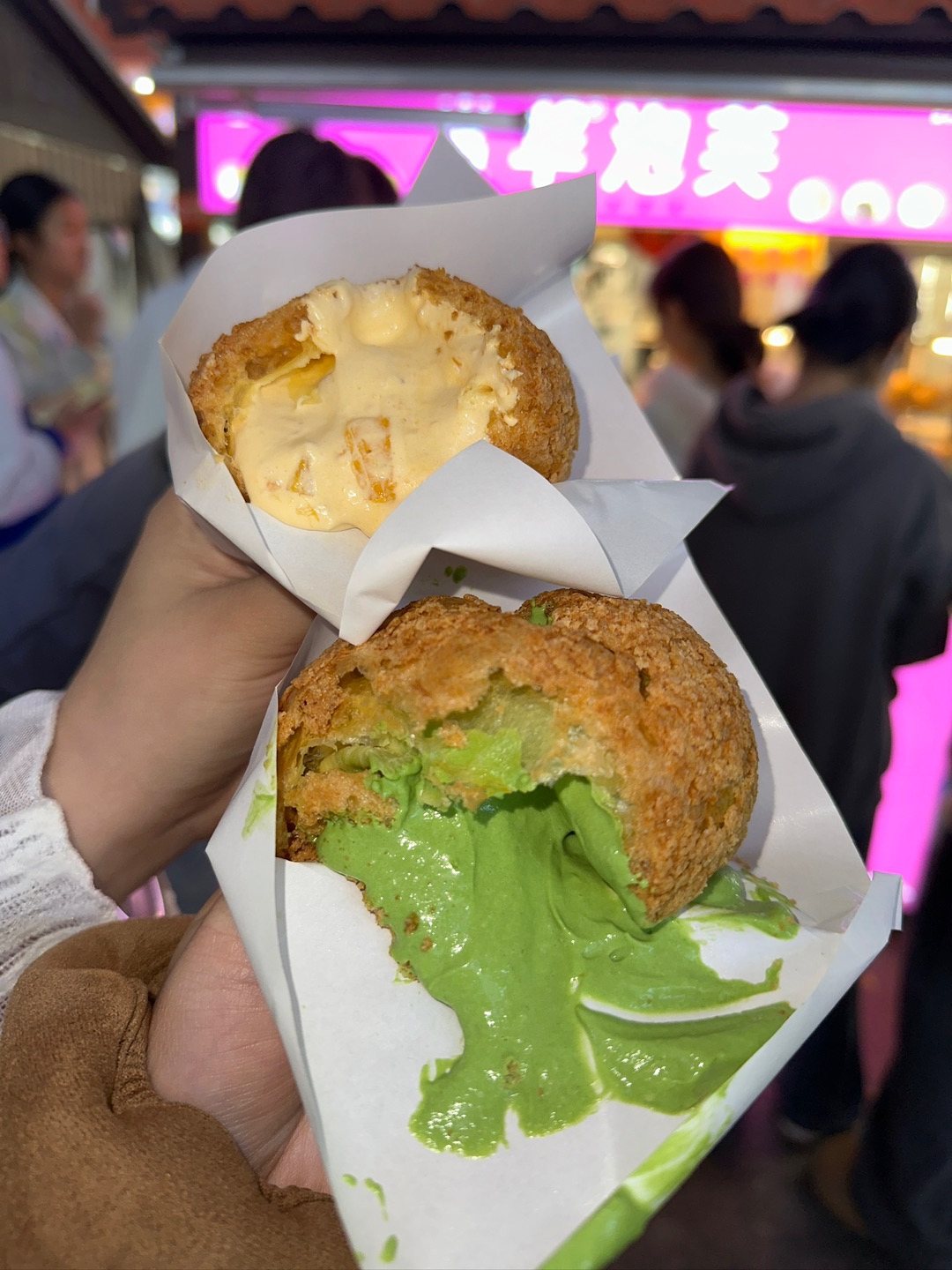 湛江赤坎步行街。。。 酥到掉渣的泡芙好好吃🤤  终于吃上这家很🔥的泡芙 好多种口味 价格便宜 馅料超足 抹茶和杨枝甘露泡芙 外皮酥脆 奶油甜而不腻  - 💙 赏华泡芙 📍 赤坎步行街古茗门口的小摊