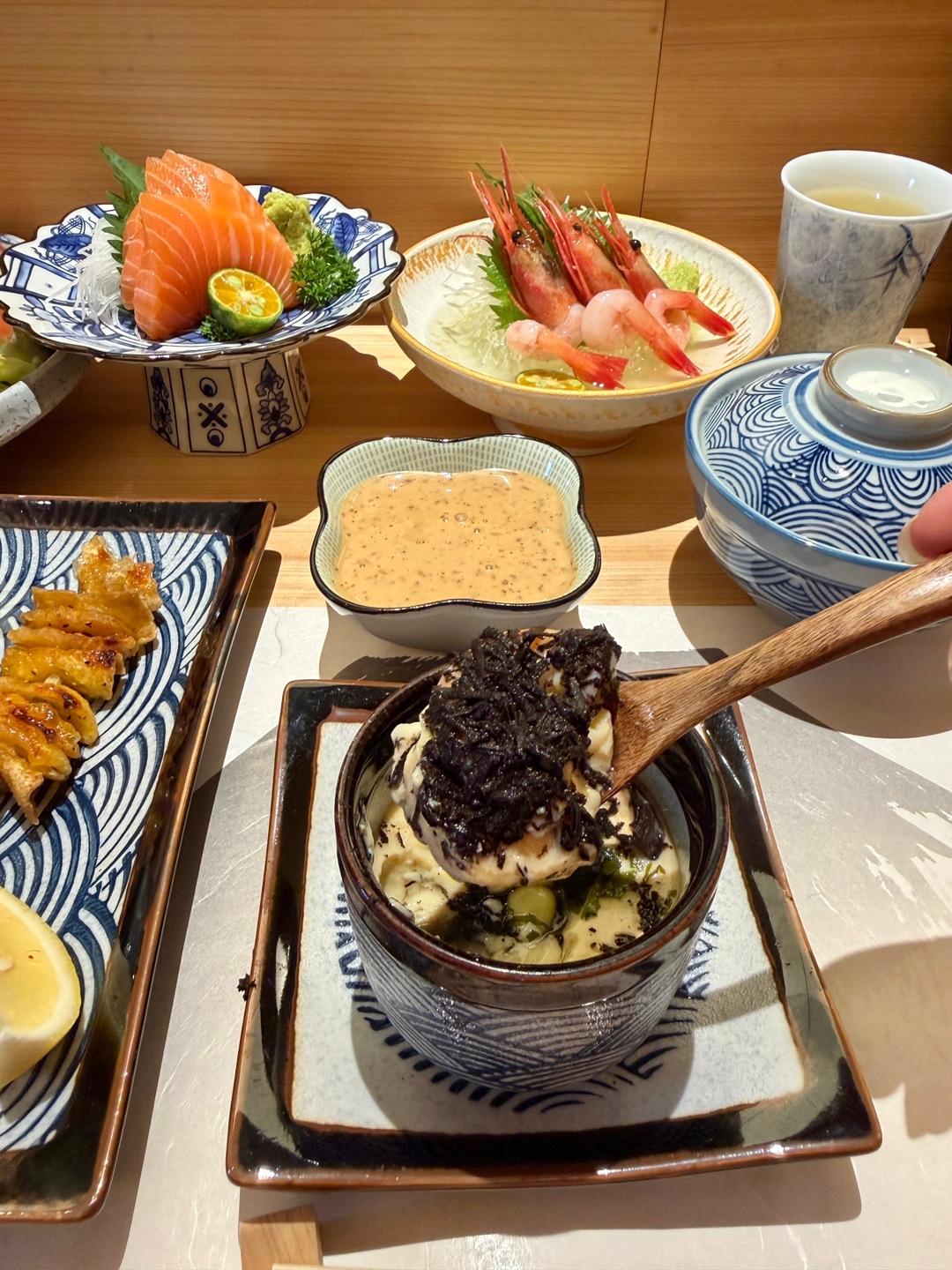 近期吃到一家蛮用心的日料 无论从氛围、服务和上菜的节奏都很不错 看着厨师们认真地烤制食材 沉浸感很强 每道菜都值得回味‼️ - 🔥推荐： ✔️厚切三文鱼 三文鱼每一片都hin厚实 满嘴都是鱼肉的鲜甜 ✔️黑松露海鲜茶碗蒸 嫩滑的蒸蛋➕黑松露和海鲜 吃着满满蛋香味 ✔️烧鸟拼盘 每一串都烤得恰到好处 大口吃肉快乐轻松get ✔️京葱鸡肉串 鸡腿肉紧实多汁 葱香味很足 - 🏠：隐社•雪手向 YUKI ...