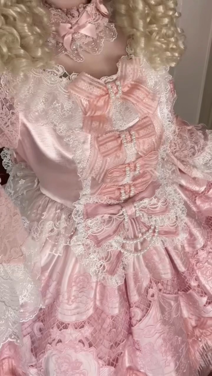 粉色蕾丝真的好精致，好震惊好喜欢耶！感觉超级适合生日会穿搭