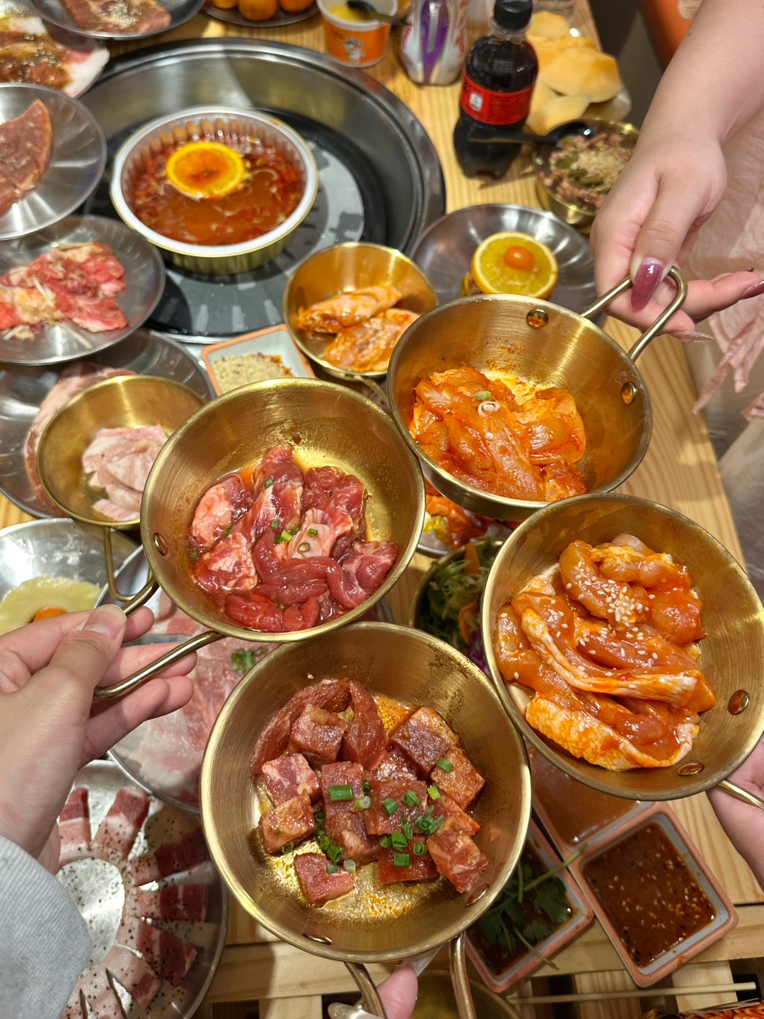 流浪泡泡自助烤肉开来华都汇店啦 装修风格也很有特色 100➕款随便拿 每款肉品质都在线 随意拿不踩雷 一次能吃回本的自助‼️ . 🔥推荐： ✔️和风肥牛 纹理清晰 烤完滋滋冒油 肉质鲜嫩 ✔️向阳五花肉 肥瘦相间 烤得焦香 蘸上酱料吃好好吃 还有巴西牛排、韩式梅花肉和炙炙羊排等肉类都不错👍 ✔️水果辣锅 吃完烤肉来份酸汤涮肉也不错 清爽解腻 ✔️山贼石窝拌饭 山贼酱的胡椒味➕ 蔬菜 肉拌上米饭粒粒...