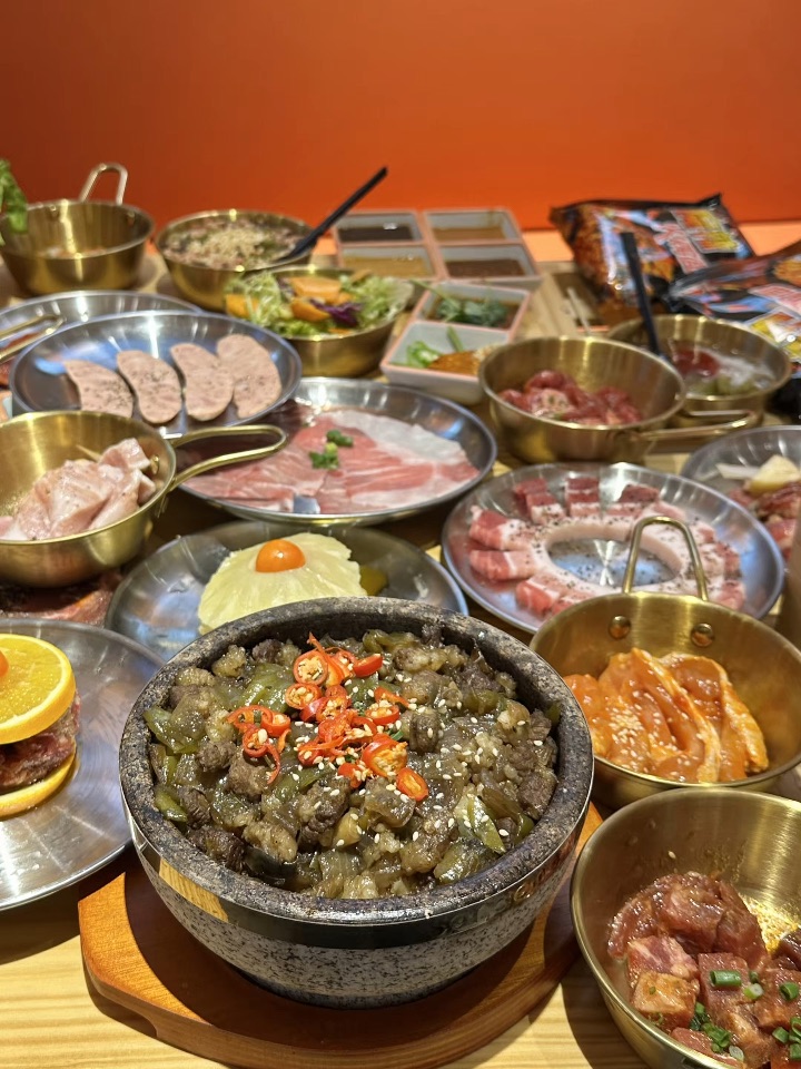 流浪泡泡自助烤肉开来华都汇店啦 装修风格也很有特色 100➕款随便拿 每款肉品质都在线 随意拿不踩雷 一次能吃回本的自助‼️ . 🔥推荐： ✔️和风肥牛 纹理清晰 烤完滋滋冒油 肉质鲜嫩 ✔️向阳五花肉 肥瘦相间 烤得焦香 蘸上酱料吃好好吃 还有巴西牛排、韩式梅花肉和炙炙羊排等肉类都不错👍 ✔️水果辣锅 吃完烤肉来份酸汤涮肉也不错 清爽解腻 ✔️山贼石窝拌饭 山贼酱的胡椒味➕ 蔬菜 肉拌上米饭粒粒...