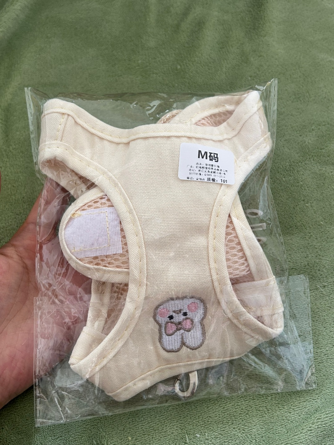 #测评/测评 我家猫主子终于愿意出门遛弯了！这个猫咪胸背带真的救大命。  之前买的那种一穿就炸毛，这个软乎乎的像小背心，魔术贴+卡扣双重固定，我家10斤的胖猫钻来钻去也没挣脱。面料是那种透气的棉感，夏天也不闷，胸口的小刺绣还挺可爱。  牵引绳是扁的，不会勒手，带它在楼下晒晒太阳，它居然还好奇地闻闻草，老母亲感动哭了。唯一要注意的是，第一次穿别着急出门，让它适应一会儿再动。  整体来说，颜值和实用性...