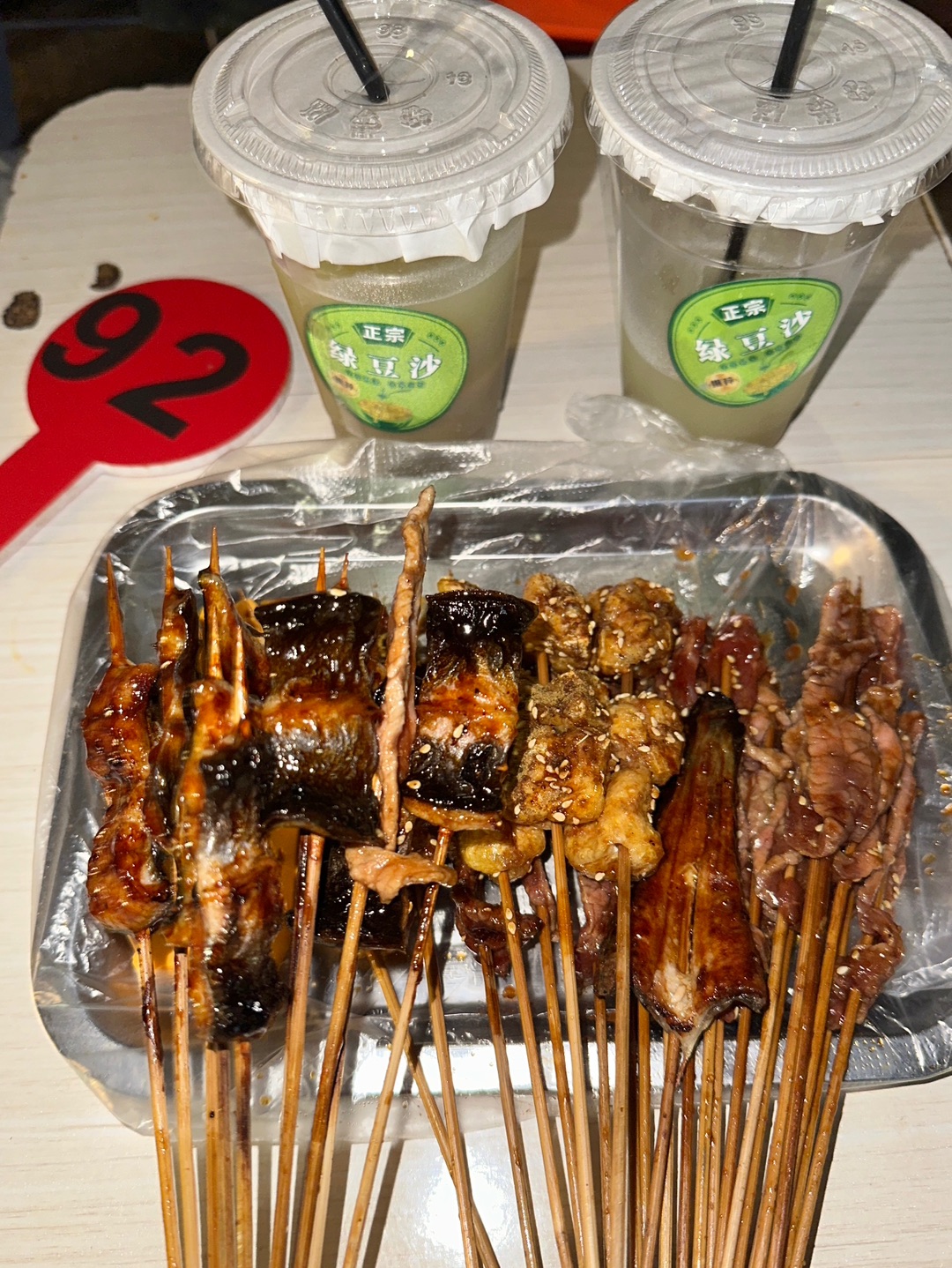 七成熟(一蚊鲜牛)这个物价真的震惊我了🥺简直就是我深夜食堂 一个人就能吃一打 烧烤烤的滋滋冒油 油脂香气四溢 湿辣牛肉💰1/串牛肉很嫩 搭配的湿辣酱好好吃 烤鳗鱼💰2 外酥脆里嫩弹牙 爆汁豆腐、爽口松板肉和牛肉粒味道还可以！  - 💙：七成熟(一蚊鲜牛) 📍：湛江市赤坎区广州湾大道七成熟一蚊烧烤