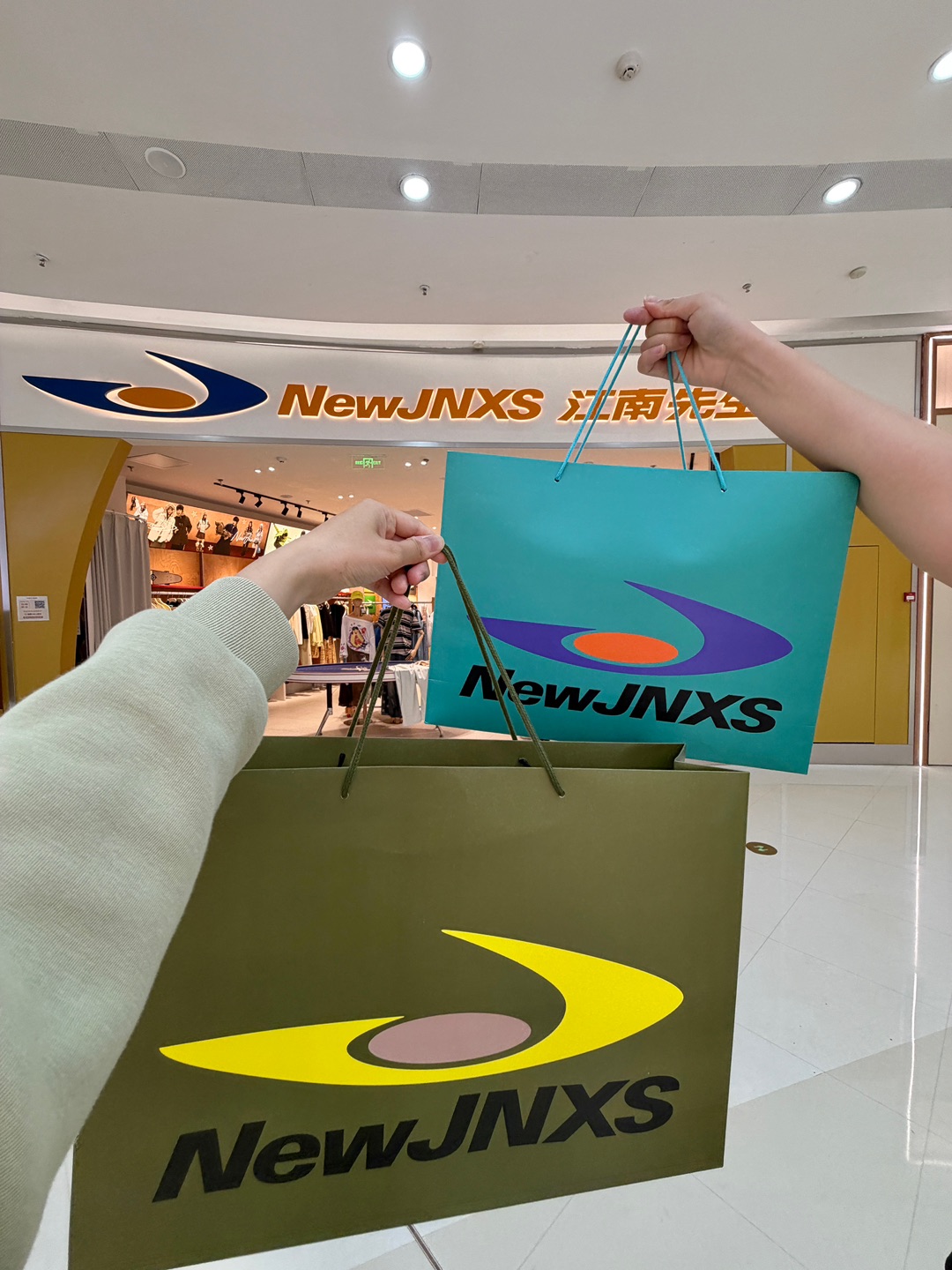 湛江万达！！每次经过都忍不住进去逛。。。。 卧卧卧！就在湛江万达！真的🆓领到了！！！  这家店也太好逛了吧 衣服基本都百元出头 随意挑选无压力 店里各种款式风格都有 很快三八妇女节 和闺蜜一人美美拿下两套‼️ - ✔️3.6-3.15消费者打卡送礼➕满赠活动 👉🏻礼品数量有限 活动期间内先到先得 👉🏻日常打卡发🍠get🆓品牌定制运动腕带 👉🏻三八妇女节主题活动打卡 摆出任意运动动作并关🐷@江南先生...