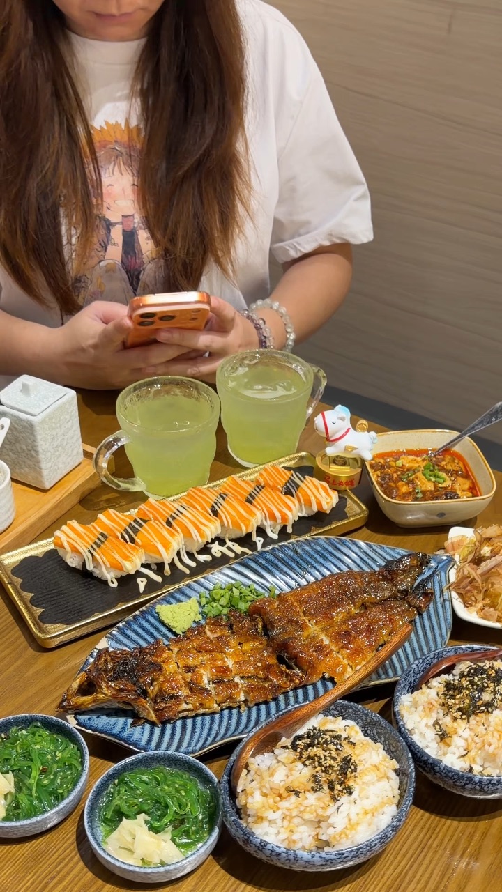 每次不知道吃啥就会想起它 简直就是湛江打工人的深夜食堂！好适合下班跟朋友去这吃顿鳗鱼饭 .  ✔️一整条蒲烧鳗鱼 鳗鱼都是活sha现烤 品质不错 鳗鱼在炭火上炙烤 表皮还有微微焦香的味道 爽脆弹牙 搭配海苔碎、山葵酱一起吃 味道还不错👍 ✔️香酥鳗鱼麻辣豆腐 嫩滑豆腐入口即化 麻辣度刚刚好 ✔️鳗鱼厚蛋玉子烧 Duangduang的鳗鱼玉子烧 饭张力拉满 ✔️蟹肉寿司 蟹肉很嫩很饱满  前菜海草和...