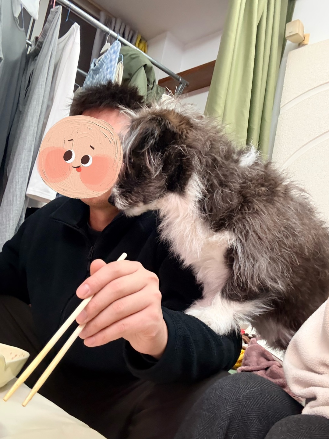 眼里全是对食物的渴望