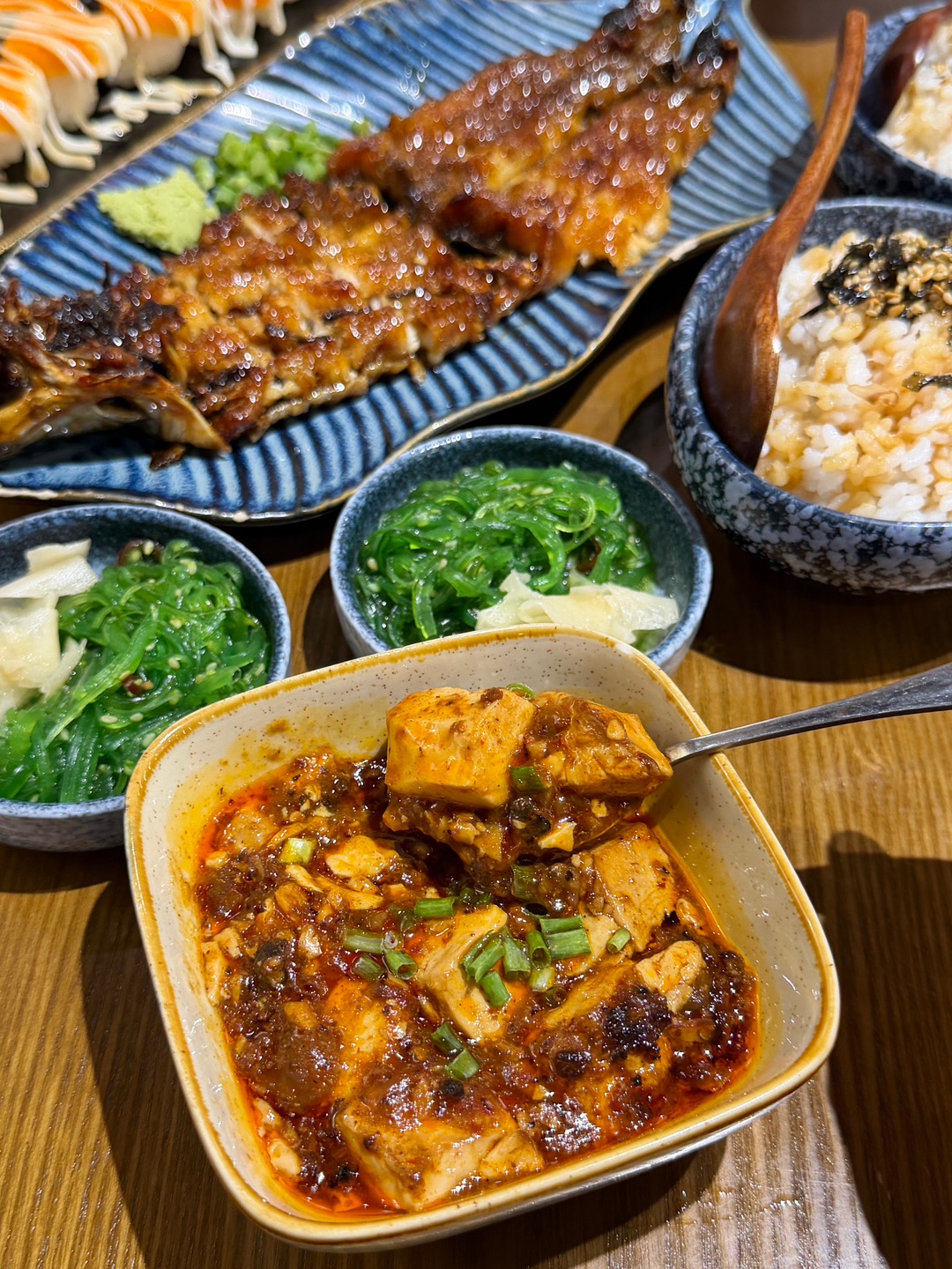 每次不知道吃啥就会想起它 简直就是湛江打工人的深夜食堂！好适合下班跟朋友去这吃顿鳗鱼饭 .  ✔️一整条蒲烧鳗鱼 鳗鱼都是活sha现烤 品质不错 鳗鱼在炭火上炙烤 表皮还有微微焦香的味道 爽脆弹牙 搭配海苔碎、山葵酱一起吃 味道还不错👍 ✔️香酥鳗鱼麻辣豆腐 嫩滑豆腐入口即化 麻辣度刚刚好 ✔️鳗鱼厚蛋玉子烧 Duangduang的鳗鱼玉子烧 饭张力拉满 ✔️蟹肉寿司 蟹肉很嫩很饱满  前菜海草和...