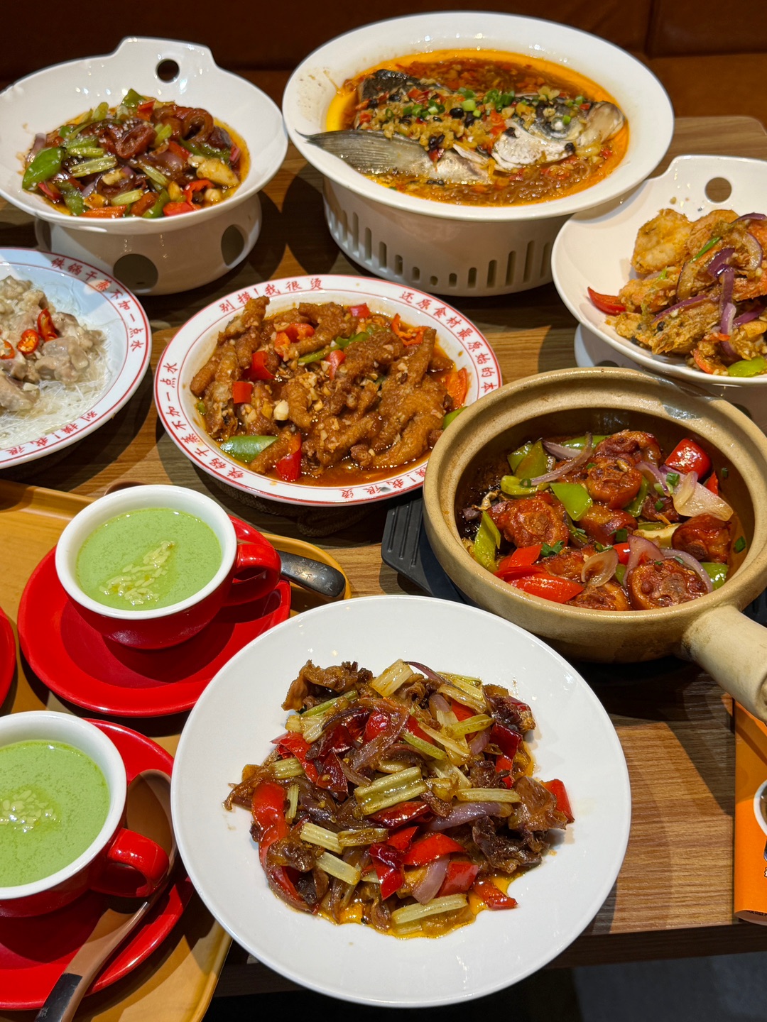 大明公•猛炒•干蒸下饭菜（印象汇店）分享一家真正平价好吃的下饭菜 每道菜都很下饭 浓烈的饭张力。。现点现炒份量多又好吃啊啊！ . 🔥推荐： ✔️招牌剁椒鱼头 辣度适中 能吃到剁椒的香 鱼肉入味 很下饭 ✔️干锅肥肠 大肠处理敲干净 软糯弹牙 汤汁拌饭香晕过去 ✔️酱香蒸鸡爪 鸡爪外皮香脆软糯 肉质鲜嫩多汁 ✔️辣炒鸡胗 鸡胗脆爽 酸辣开胃 越吃越上头 ✔️抹茶冰豆花 DuangDuang Q弹嫩滑...