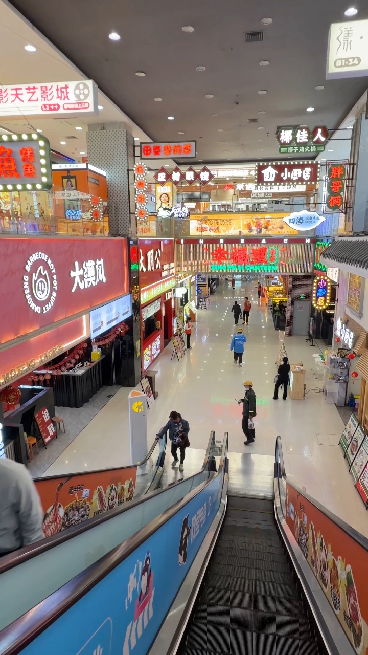 分享一家真正平价好吃的下饭菜 每道菜都很下饭 浓烈的饭张力。。现点现炒份量多又好吃啊啊！ . 🔥推荐： ✔️招牌剁椒鱼头 辣度适中 能吃到剁椒的香 鱼肉入味 很下饭 ✔️干锅肥肠 大肠处理敲干净 软糯弹牙 汤汁拌饭香晕过去 ✔️酱香蒸鸡爪 鸡爪外皮香脆软糯 肉质鲜嫩多汁 ✔️辣炒鸡胗 鸡胗脆爽 酸辣开胃 越吃越上头 ✔️抹茶冰豆花 DuangDuang Q弹嫩滑 抹茶味浓郁 - 🏠：大明公•猛炒•...