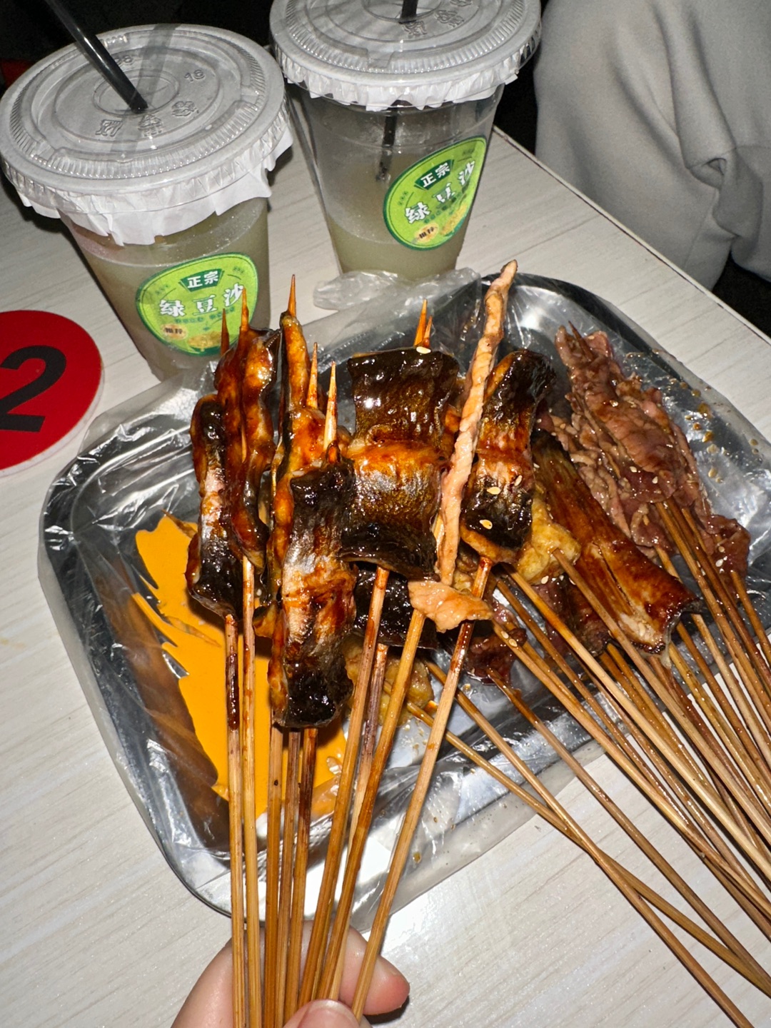 这个物价真的震惊我了🥺简直就是我深夜食堂 一个人就能吃一打 烧烤烤的滋滋冒油 油脂香气四溢 湿辣牛肉💰1/串牛肉很嫩 搭配的湿辣酱好好吃 烤鳗鱼💰2 外酥脆里嫩弹牙 爆汁豆腐、爽口松板肉和牛肉粒味道还可以！  - 💙：七成熟(一蚊鲜牛) 📍：湛江市赤坎区广州湾大道七成熟一蚊烧烤