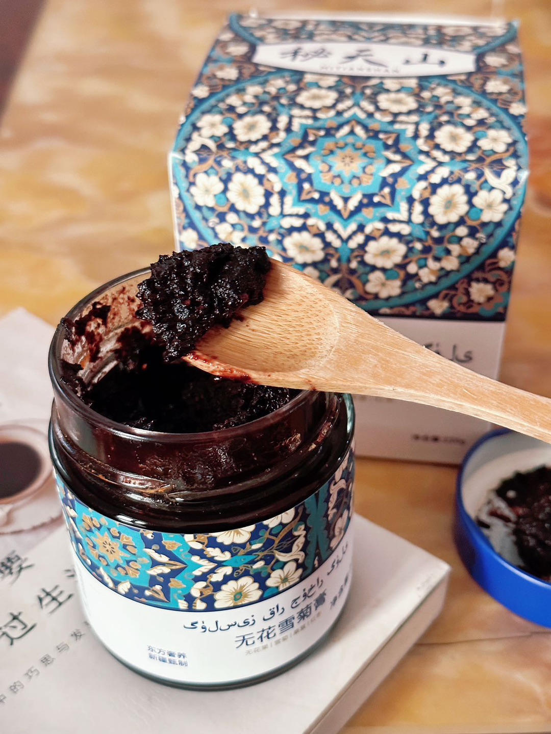 戒掉奶茶后！我真的爱上这款新疆养生膏✨ 熬夜、久坐、外卖不断的姐妹，一定要试试！  膏状质地，热水一冲就能喝，懒人也能轻松坚持 淡淡的枣香，搭配无花果和桑葚的清甜 口感温润不齁甜，喝着舒服又治愈。  配料干净，全是天然食材 没有乱七八糟添加，喝着超安心。  作息不规律、气色不好、容易疲惫的女生 把奶茶换成它，当作日常饮品超合适 下午冲一杯，整个人都清爽不少～  #秘天山 #无花雪菊膏 #新疆滋补膏...