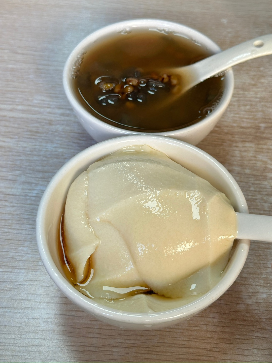 绿豆薯粉粒💰5 薯粉粒吃起来Q弹爽滑 很有嚼劲 绿豆香甜软糯 新鲜豆腐花💰5 盛出来是一片一片完好的 不是稀碎的 入口滑嫩  - 🏠：瘦鬼老档糖水铺 🈺：12:00-02:00 📍：赤坎区民生路幸福汇对面（靠近21小）