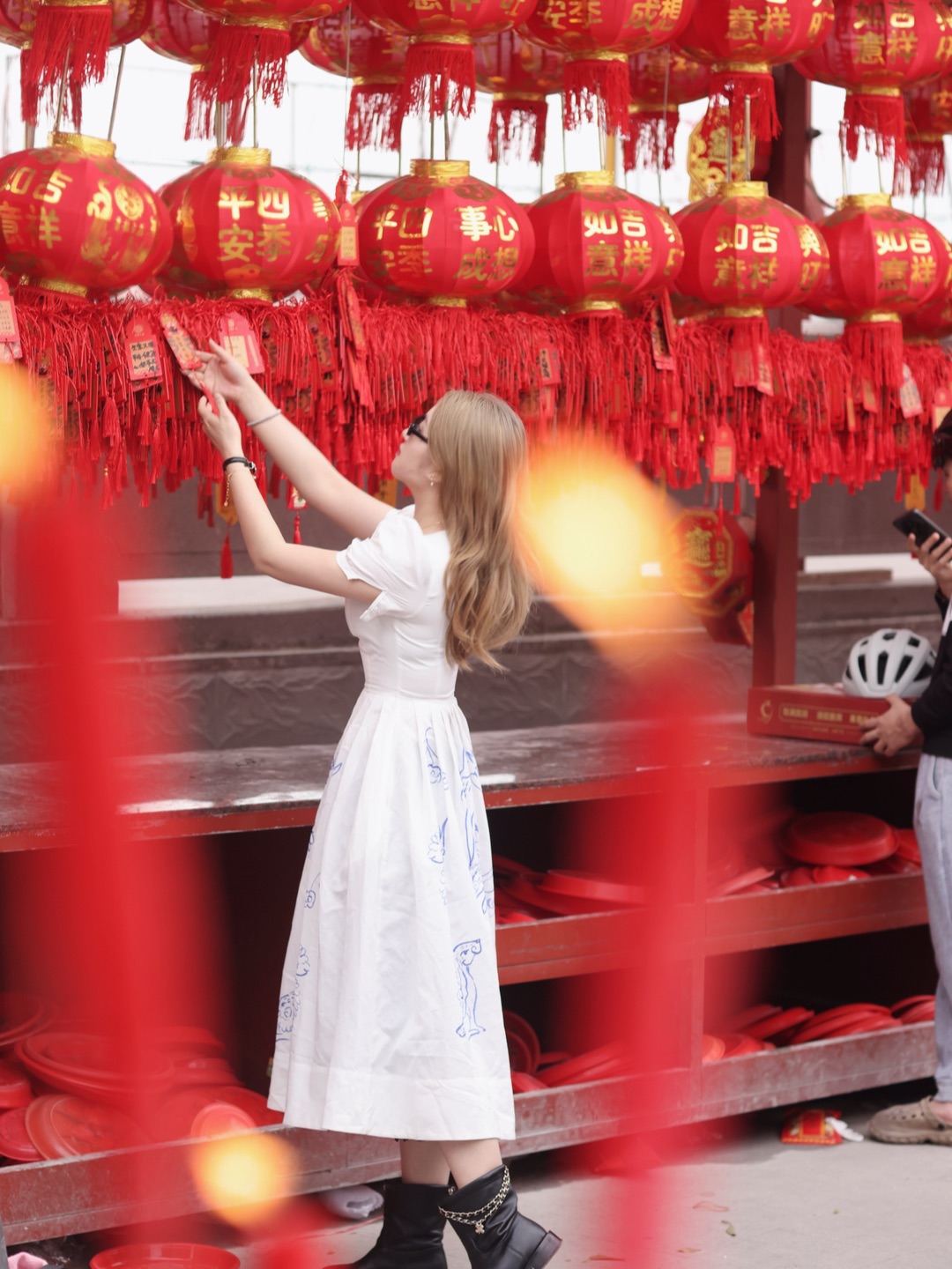 潮州年味｜白裙与红墙，撞出一整个东方浪漫🏮