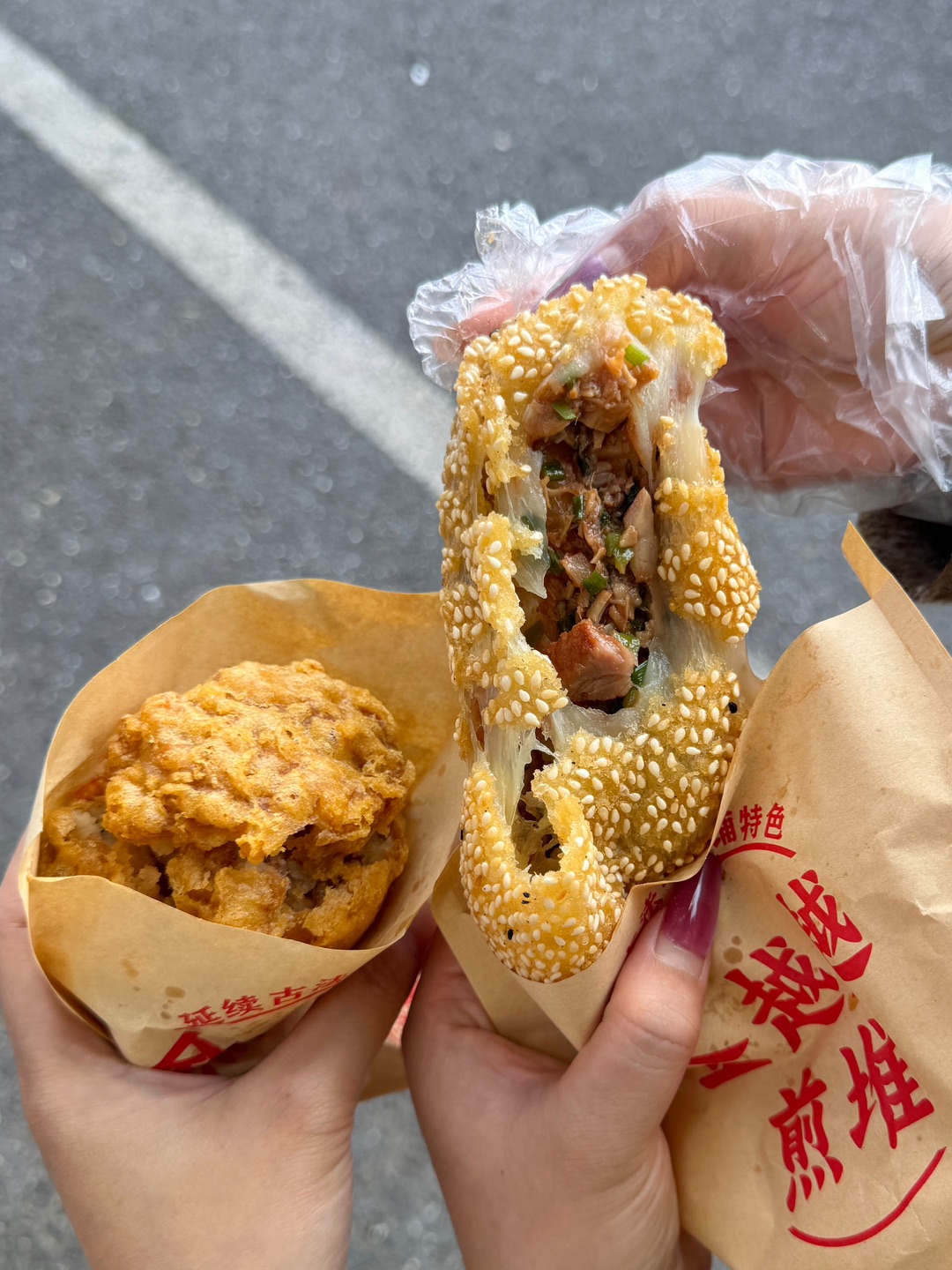 赤坎🆕开的一家还不错的小店 就在赤坎南华市场对面 主打安铺特色 都是新鲜现做 好吃又不贵！ . 🔥推荐： ✔️煎堆 🈶三种口味叉烧/椰丝/红豆馅 焦香焦香 一口酥脆又糯叽叽的口感 ✔️安铺特色白籺 里面馅料好足 偏咸口味道 糯米皮厚够Q弹 ✔️糯米鸡 酥脆焦香里包裹着鸡肉 吃起来又香又糯！！ - 🏠：金越越煎堆 📍：赤坎区中山二路20号