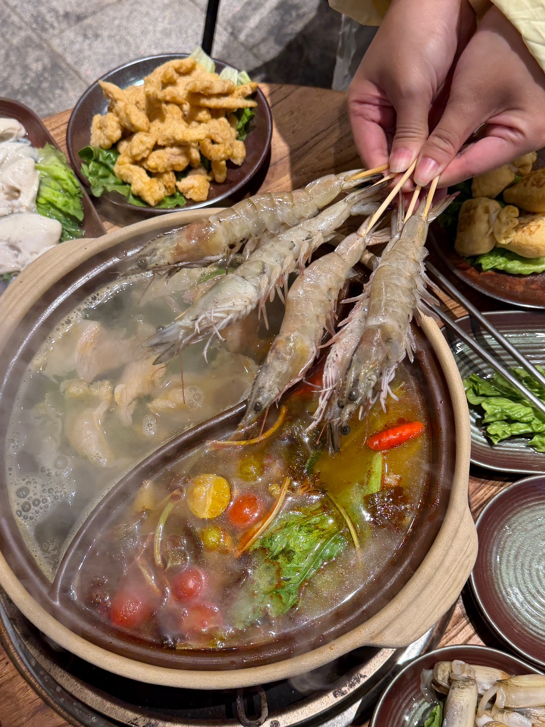 湛江荣盛新开的。。。火锅又next level了‼️  卧卧卧。。。才1r这才是湛江该有的物价！！  湛江的火锅真的已经是next level了 开业期间锅底都是1r‼️ 素类自选9r 各种新鲜现切肉类25r 下班放松小食堂 真的便宜又好吃😭 - ✔️潮汕虾枣 每一个虾枣都外酥里嫩 鲜掉眉毛 比虾滑更好吃 ✔️牛肉的品质真的没得说 全是当天新鲜现切 明厨明档新鲜看得见 牛肉肉质紧实 奶香味特别浓 ...