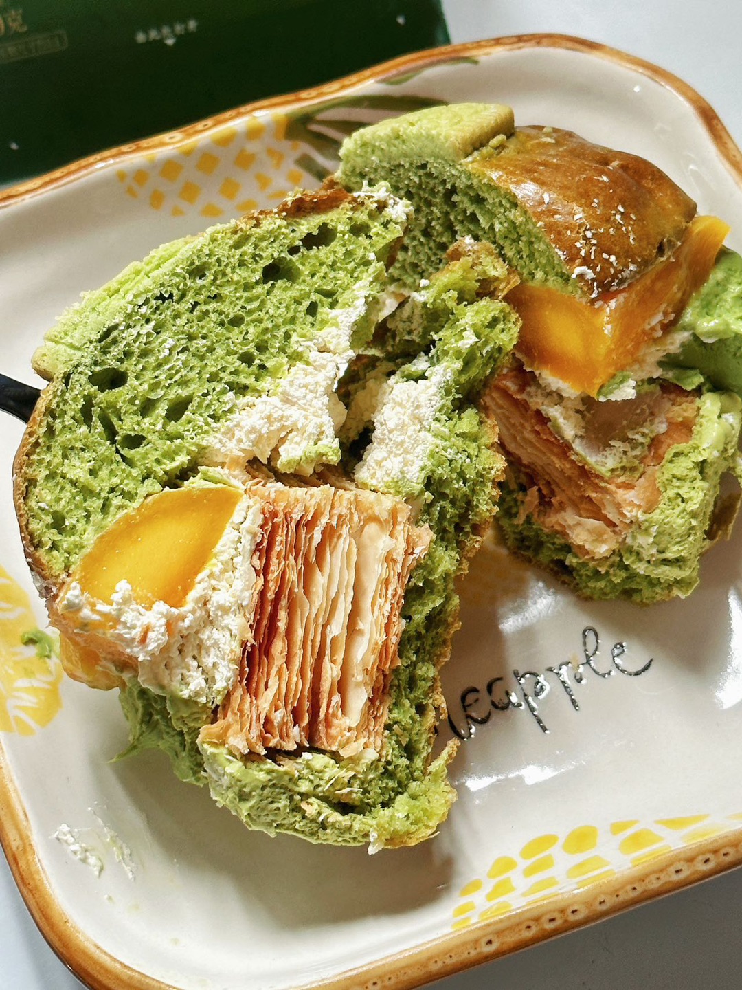 盒马新品～七层抹茶生巧拿破仑太会了！！  盒马这款七层抹茶生巧拿破仑，口感很惊喜 抹茶香气浓郁，甜度适中不腻，生巧绵密丝滑 茉莉奶油清香柔和，和抹茶搭配十分协调 酥皮酥脆，黄油香气浓郁，搭配芒果酸甜解腻 整体层次丰富，吃起来清爽又满足  #甜品治愈一切 #盒马 #盒马鲜生 #盒马新品 #盒马烘焙 #抹茶 #抹茶控#盒马烘焙 ＃盒马烘焙新品 #七层抹茶生巧拿破仑面包 #抹茶 #拿破仑面包 #生巧