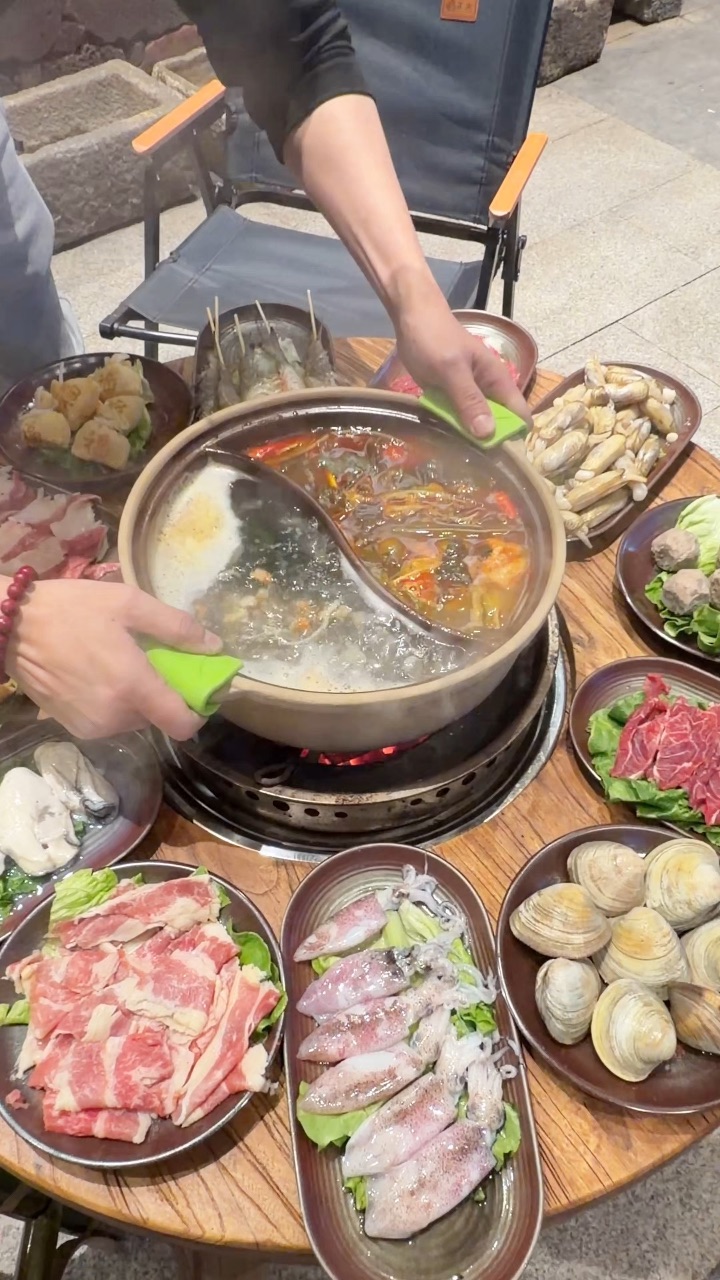 湛江荣盛新开的。。。火锅又next level了‼️  卧卧卧。。。才1r这才是湛江该有的物价！！  湛江的火锅真的已经是next level了 开业期间锅底都是1r‼️ 素类自选9r 各种新鲜现切肉类25r 下班放松小食堂 真的便宜又好吃😭 - ✔️潮汕虾枣 每一个虾枣都外酥里嫩 鲜掉眉毛 比虾滑更好吃 ✔️牛肉的品质真的没得说 全是当天新鲜现切 明厨明档新鲜看得见 牛肉肉质紧实 奶香味特别浓 ...