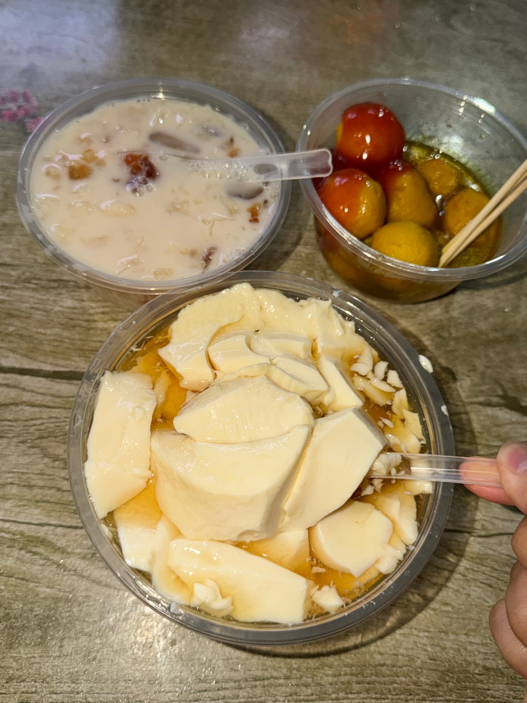 每次晚上路过店面好多人 环境很接地气 各种各样的糖水和小食 均价都在1.5~5元 料足价格实惠 豆腐花💰3 豆花细腻顺滑 桃胶银耳羹💰5 软糯清甜 满满的胶原蛋白 敲适合女生喝！  - 🏠：真料糖水 🈺：16:00-01:00 📍：开发区绿塘下村中路菉塘文化公园南门都市邻居旁