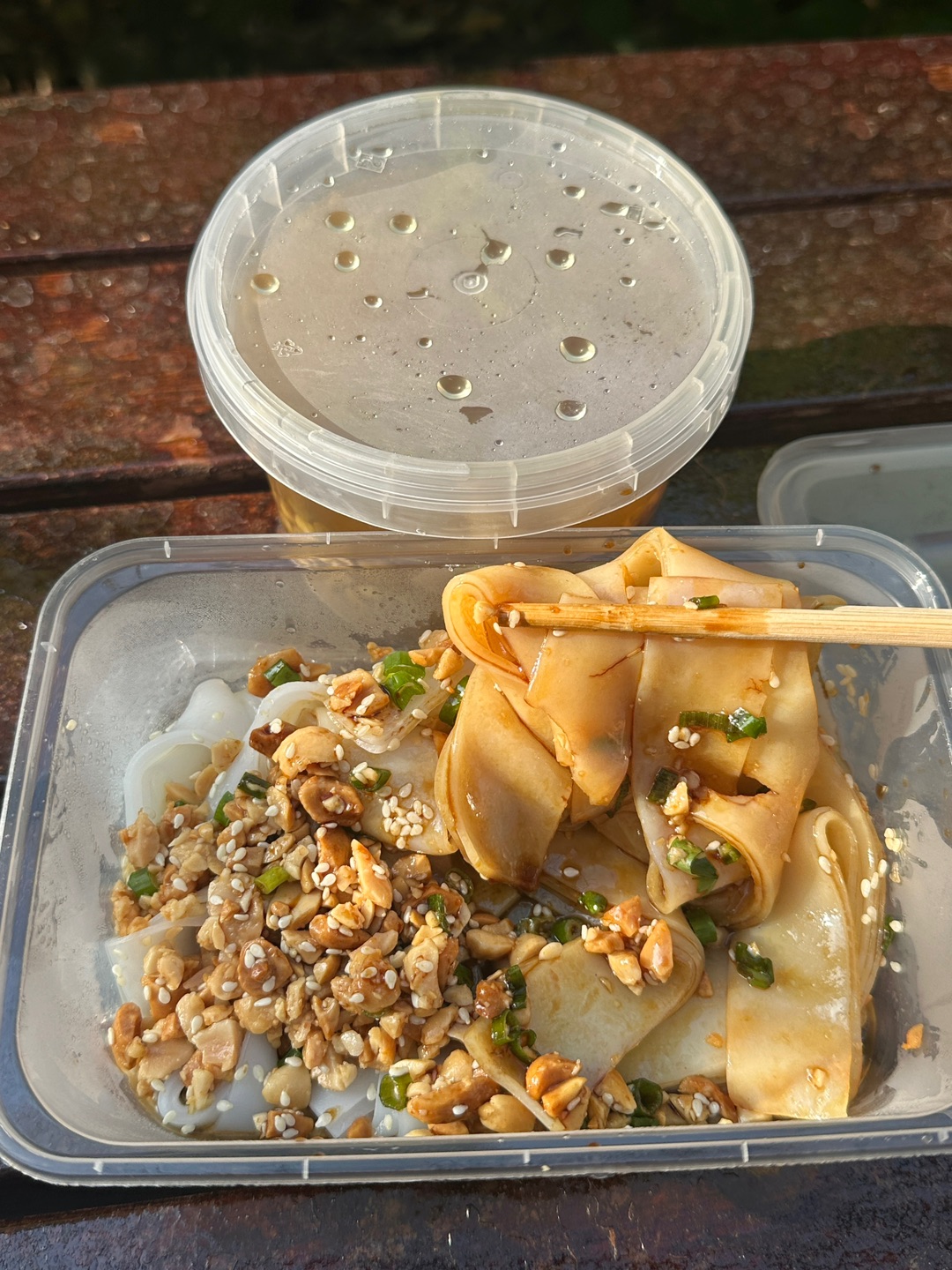 贵一烧香油捞粉 看似简单的捞粉好吃到哭  粉皮也很爽滑 淋上香油和调制酱油 搭配花生碎吃起来好香  - 🏠：贵一烧 🈺：中午晚上都营业 📍：开发区乐金路与海滨大道中交叉口东北140米