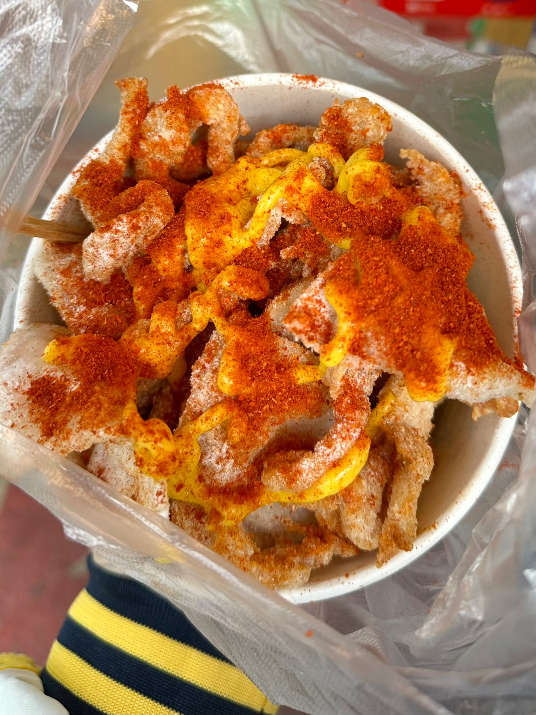 台湾无骨香酥鸡柳（海宁小区建菉苑店） 很久没吃到这种老式炸鸡柳了 满满的童年回忆！鸡柳薯条年糕三合一 每天鲜肉现炸现卖 外酥里嫩撒上辣椒面孜然粉 味道很赞👍  - 🏠：台湾无骨香酥鸡柳（海宁小区建菉苑店） 🈺：16:00-20:00 📍：开发区海景路101号（台湾无骨鸡柳）