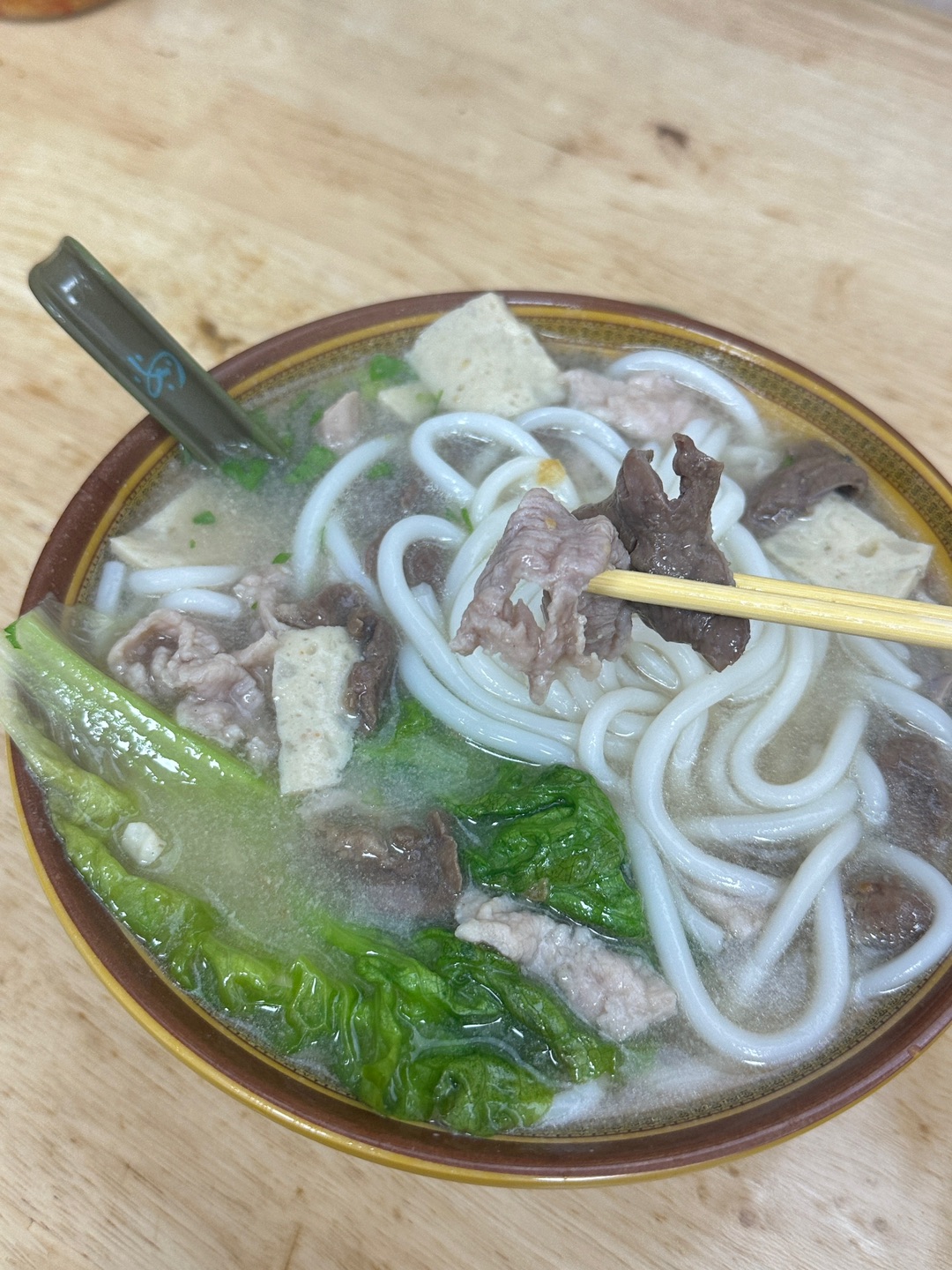 猪杂汤粉 看上去平平无其 第一口就被惊艳 猪杂处理得很干净 没有异味 汤底鲜香醇厚  - 🏠：潮味猪杂汤粉世家 🈺：06:30-23:30 📍：霞山区上坡塘市场城市美林3区西门正对面车