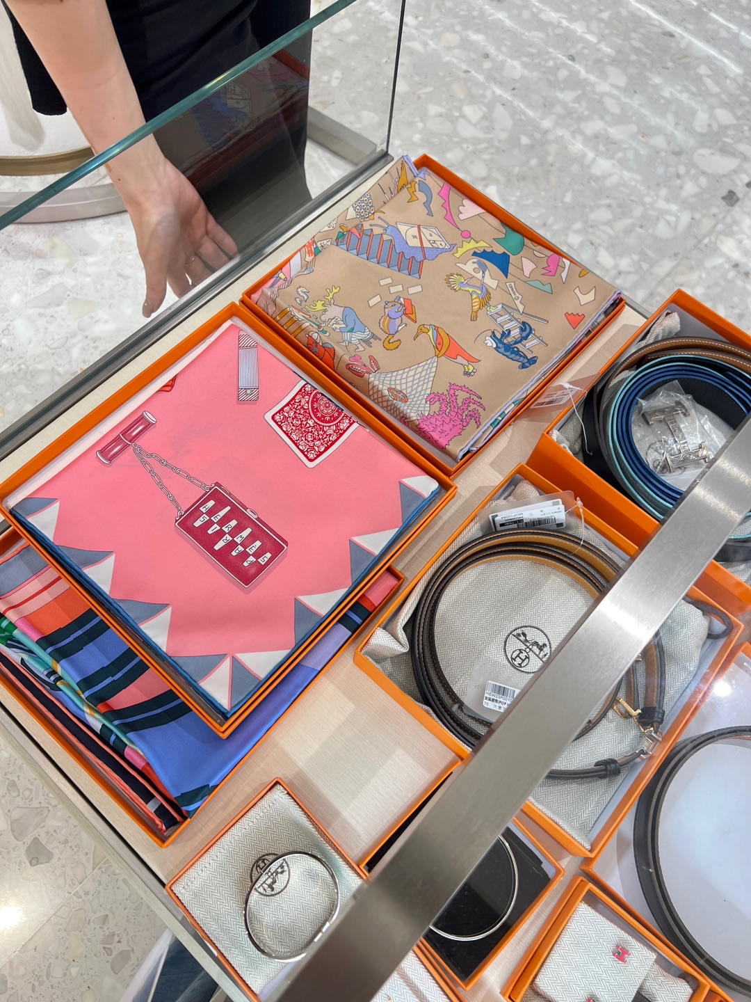 趁着假期和姐妹去澳门🇲🇴旅游来M8商场逛街🛍️TFS太好逛了 春夏新品折扣力度很🉑 服饰、鞋包、配饰一站式挑齐 各种各样的款式 都是专柜同款新款‼️ 爆款最低仅需3zhe 好适合带着家里人来🛍️添置新衣服👚新包包👜  环境高档舒适 服务态度也不错👍 像Prada、miumiu、CELINE和Gucci等热门品牌产品6zhe起 / McM、coach新款包包低至3zhe/服饰范思哲35zhe起/菲拉...